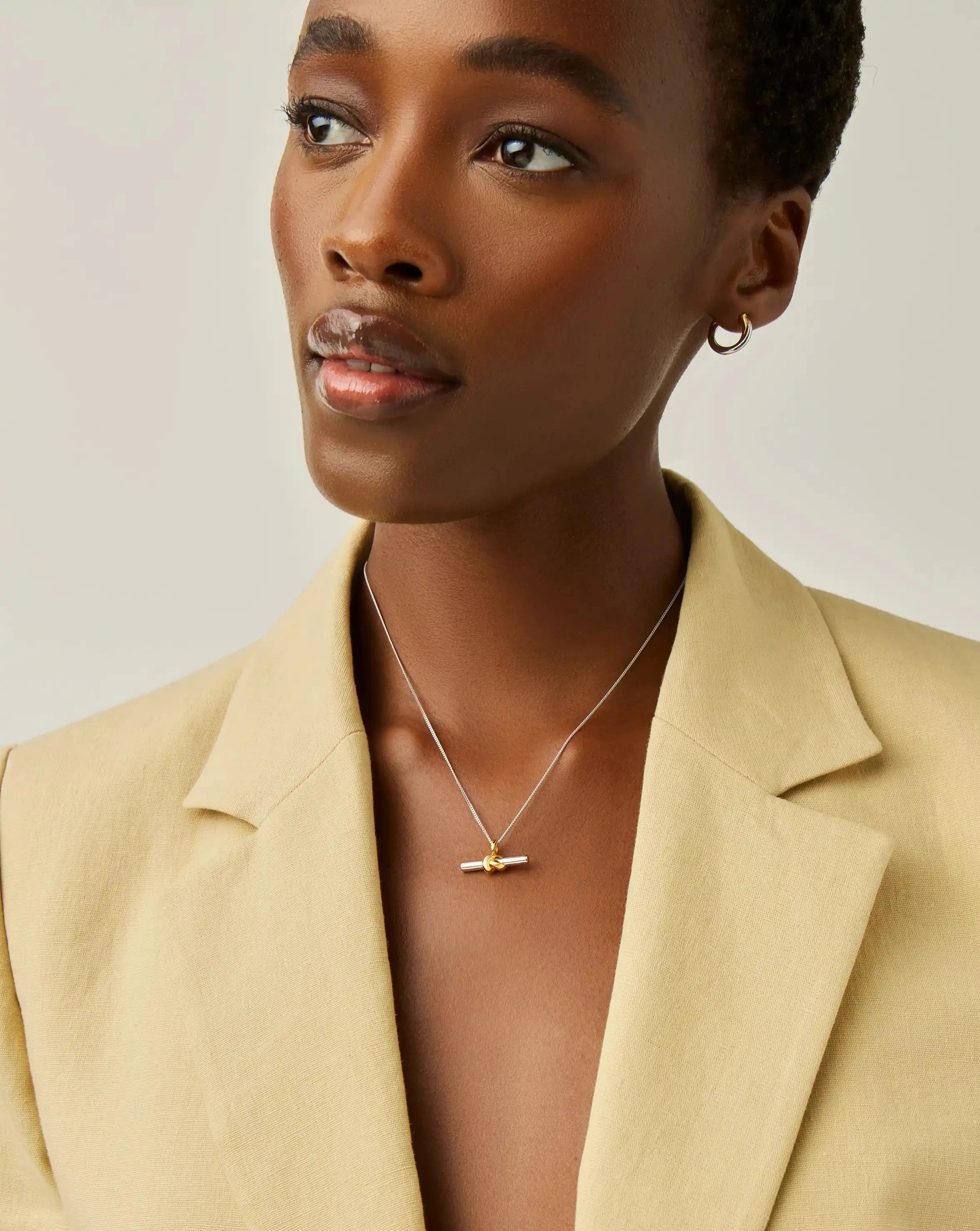MISSOMA Lucy Williams T-Bar Knot Pendant kaulakoru bimetalli