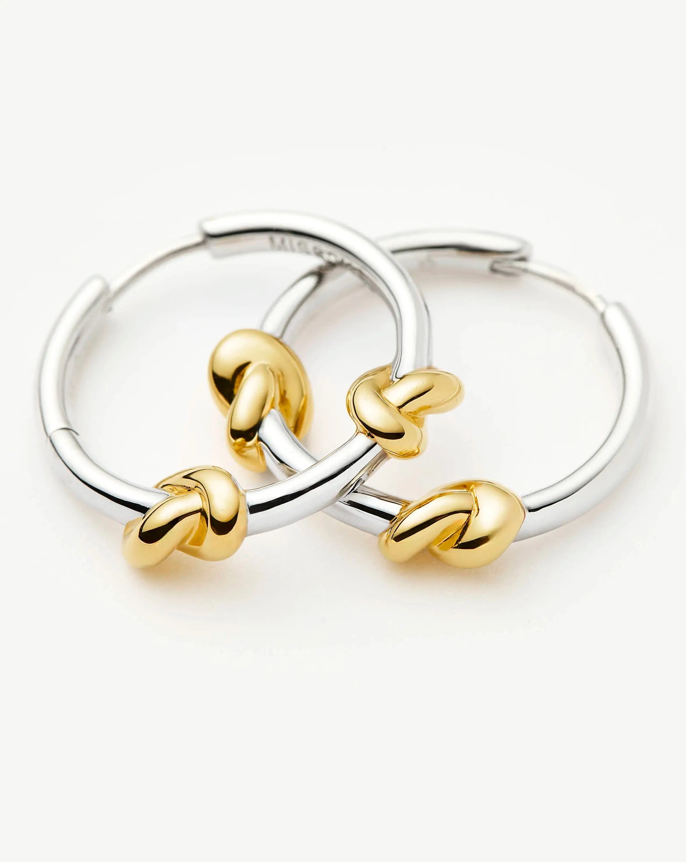 MISSOMA Lucy Williams Knot Small Hoop korvarenkaat kaksiväri 20mm