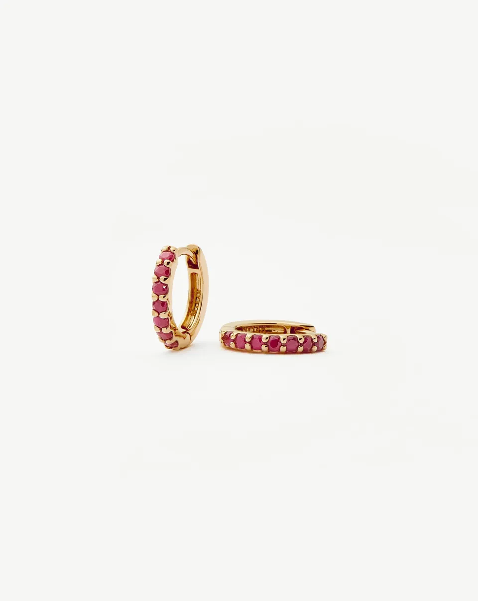 Missoma Ruby Huggies korvakorut 9ct kulta rubiini