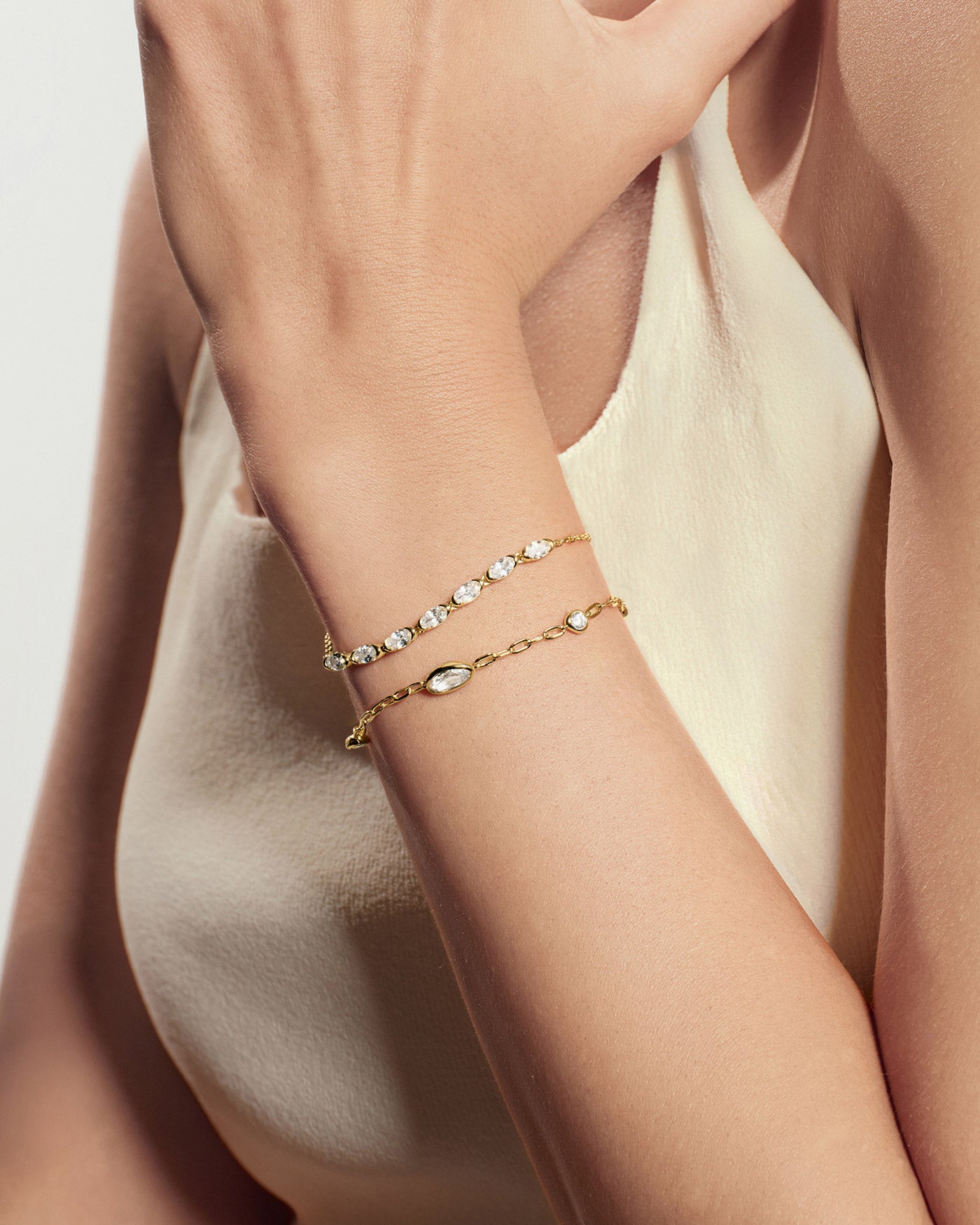 Ania Haie Half-Bezel Oval tennisrannekoru kulta zirkonia