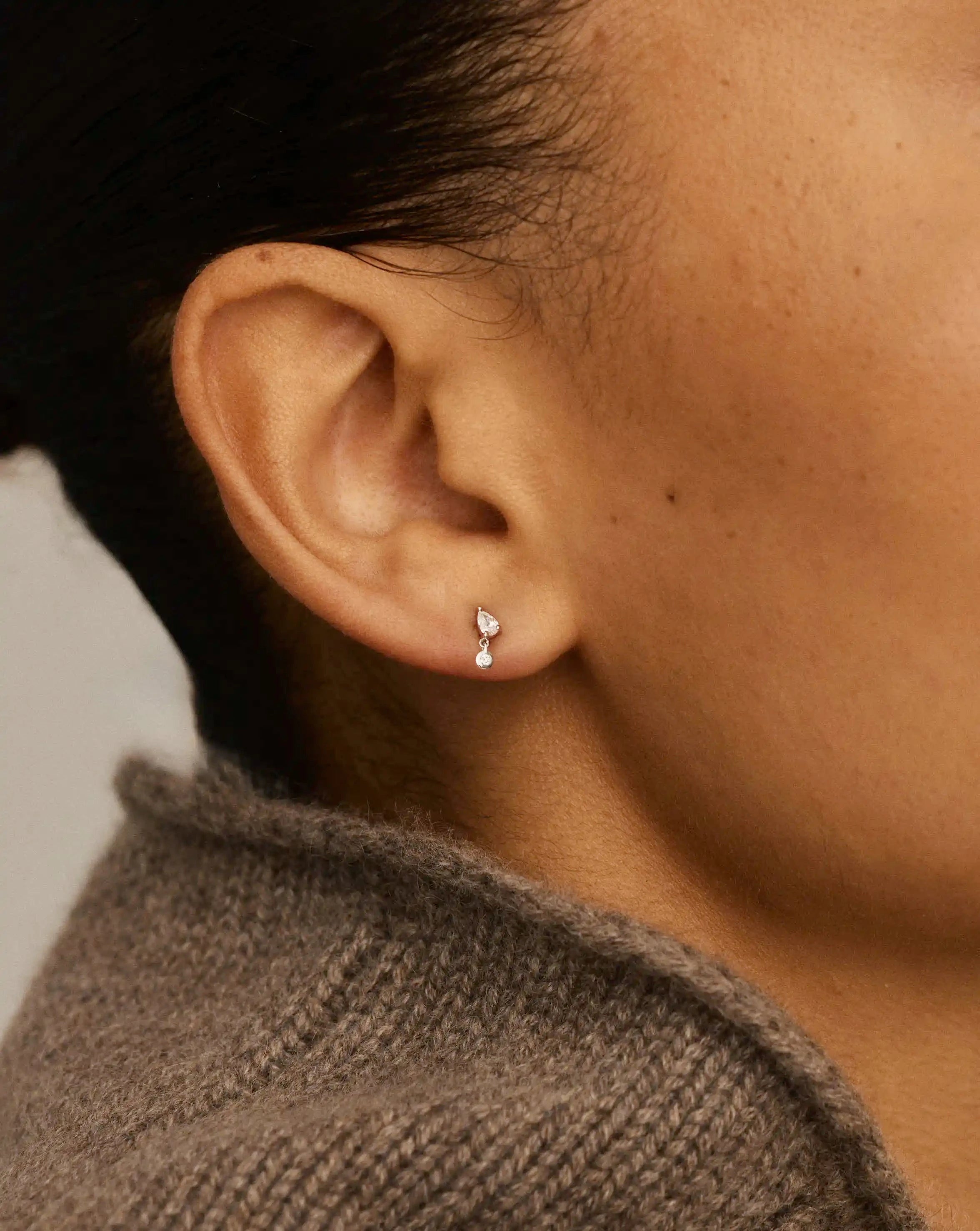 Missoma Pear Diamond flat back -korvakoru 9K valkokulta