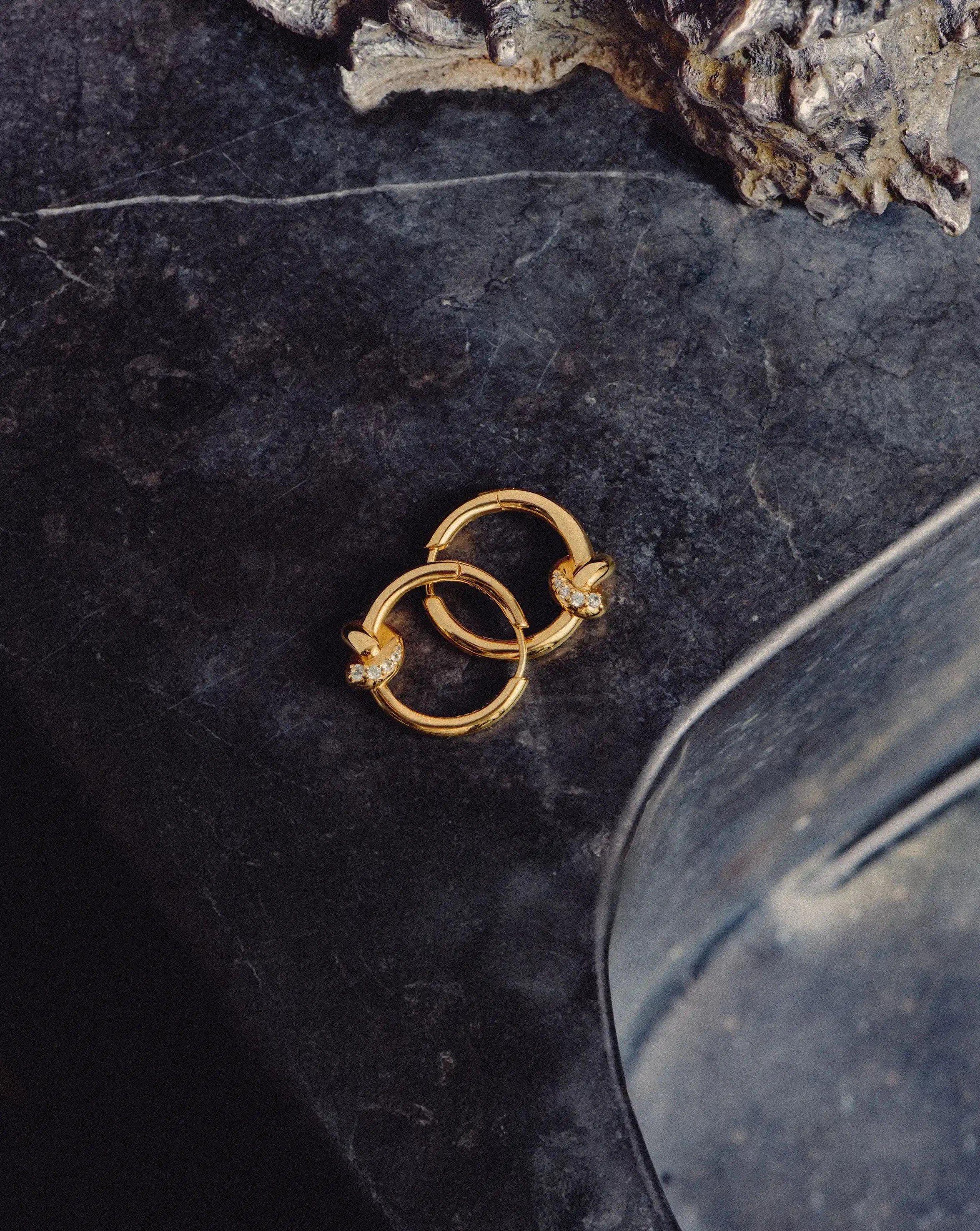 Missoma Lucy Williams Pavé Knot Small Hoop korvakorut kullattu zirkonia