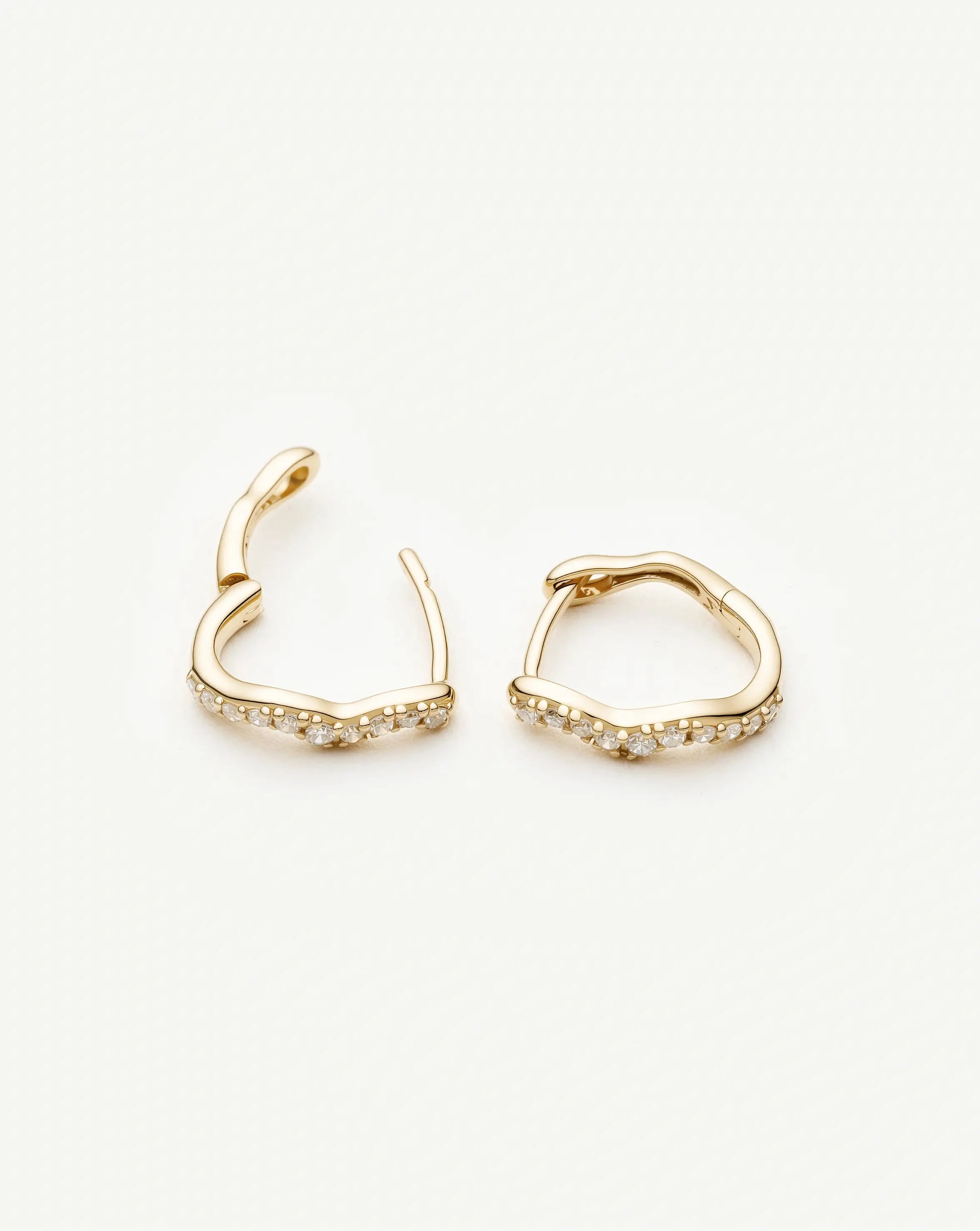 Missoma Molten Snow huggie-korvakorut 9ct kulta timantti