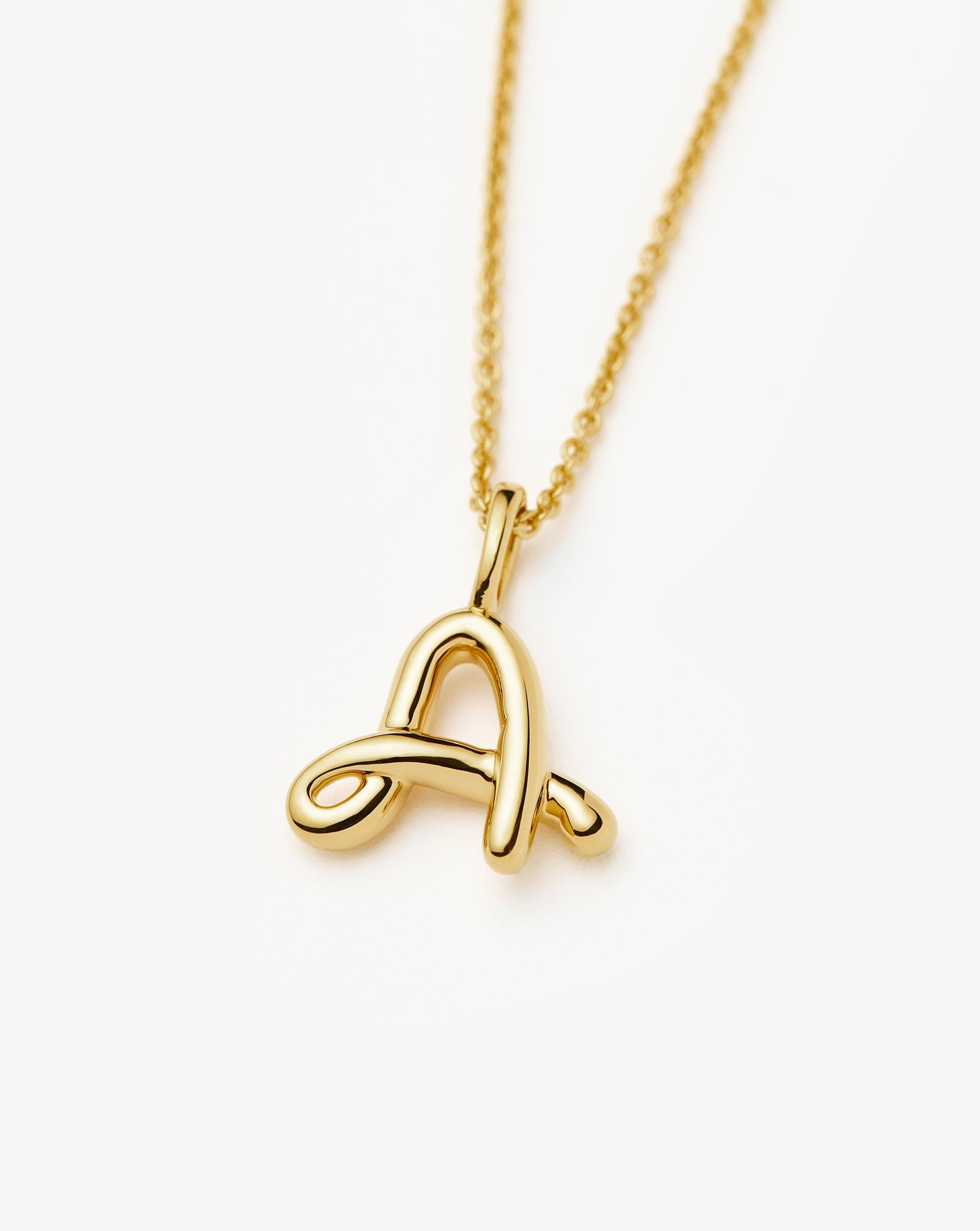 Missoma Curly Molten Mini Initial A kaulakoru kulta A-kirjain