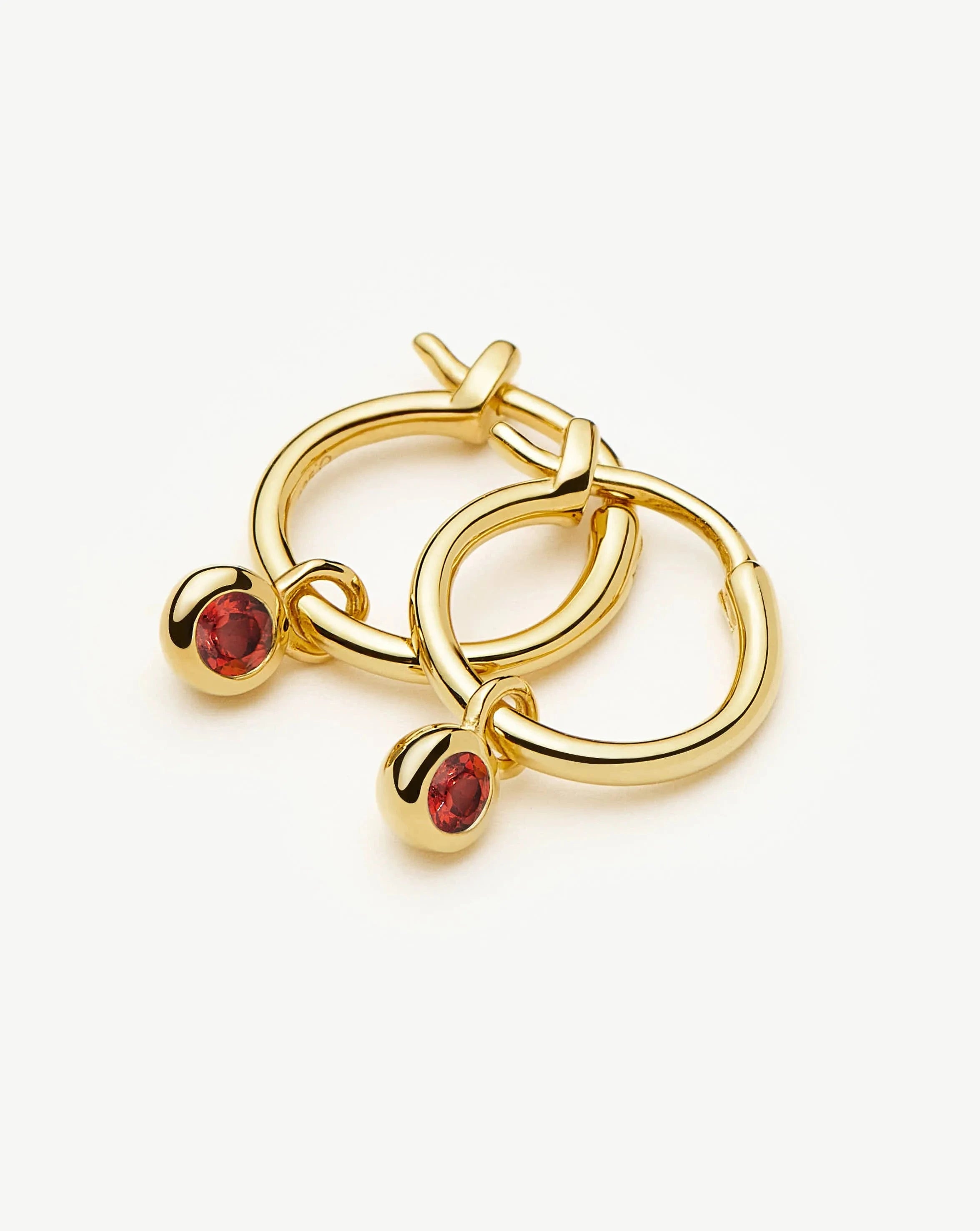 MISSOMA January Birthstone Mini Charm Hoop korvakorut kulta granaatti