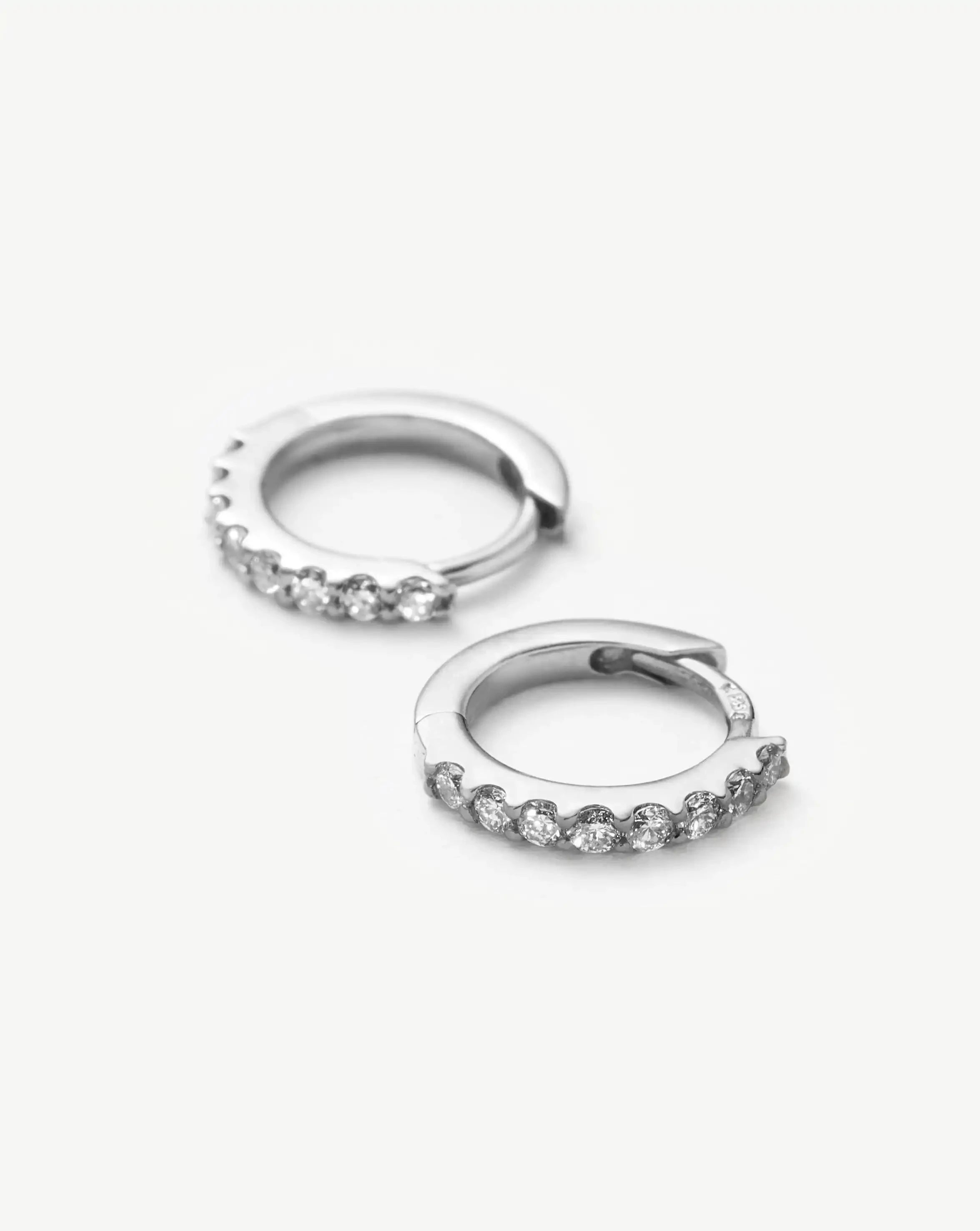 Missoma Solid Gold Classic Diamond huggiekorvakorut 9k timantti