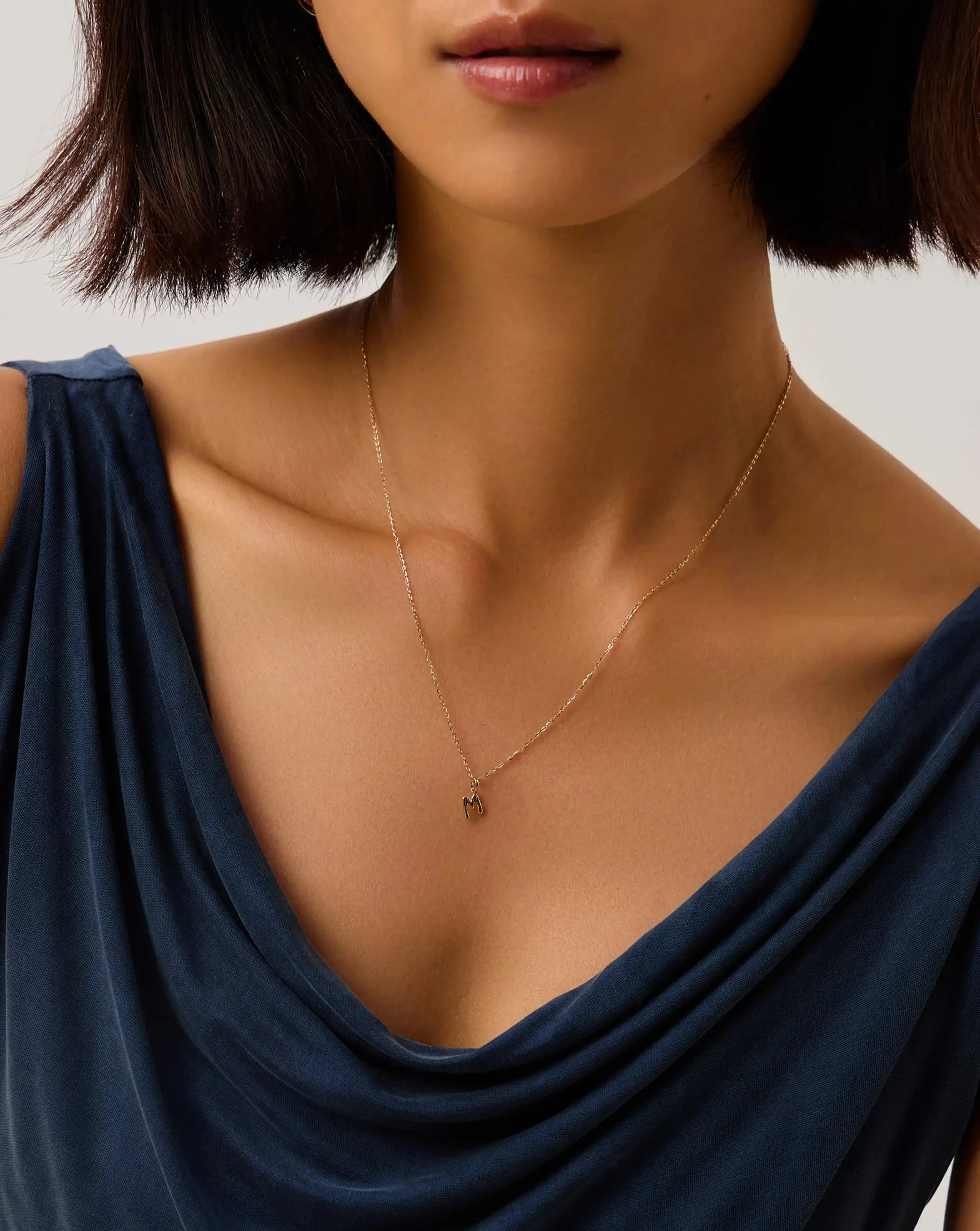 Missoma Initial Mini Pendant M kaulakoru kulta