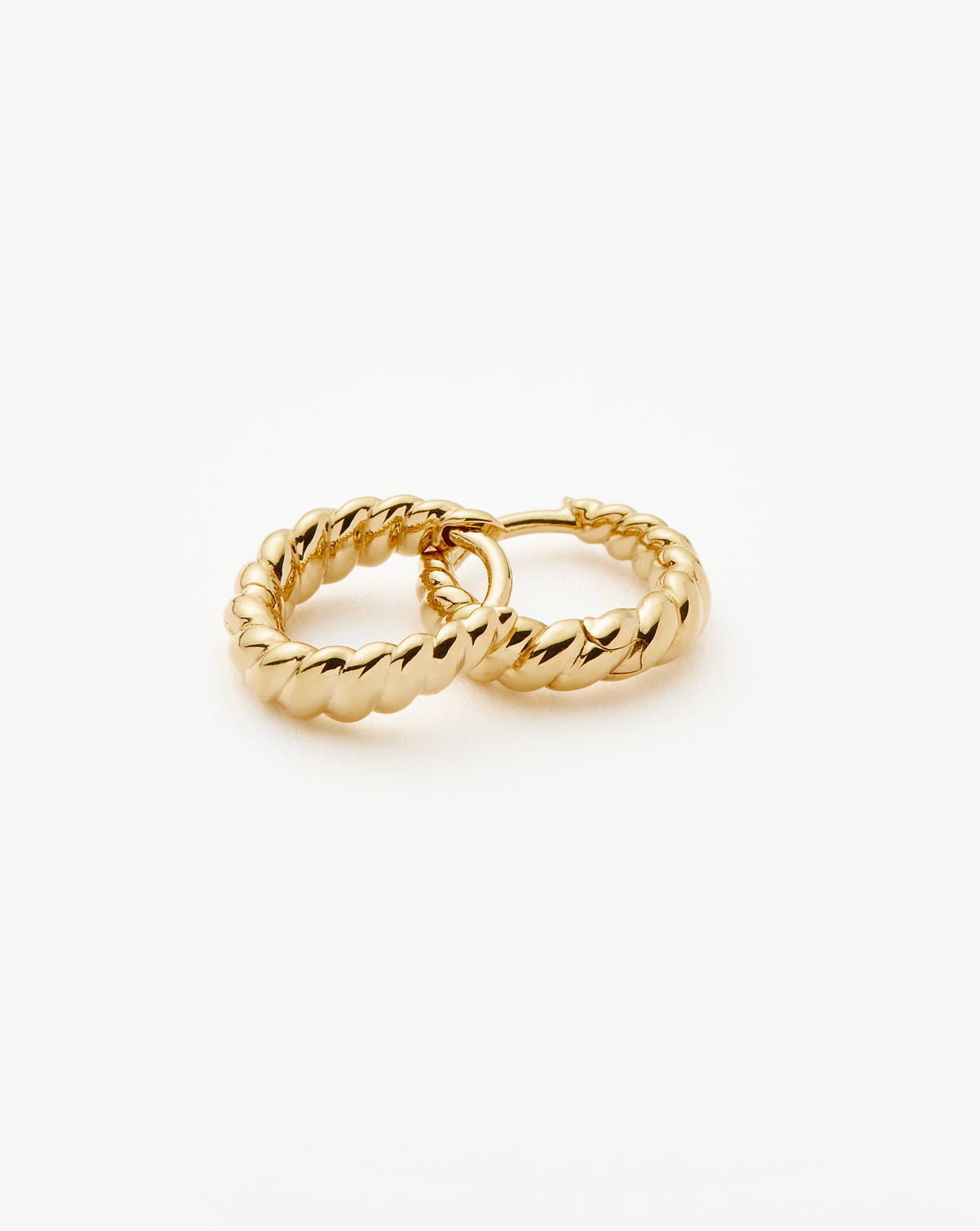 MISSOMA Twisted Huggie korvakorut 9ct keltakulta