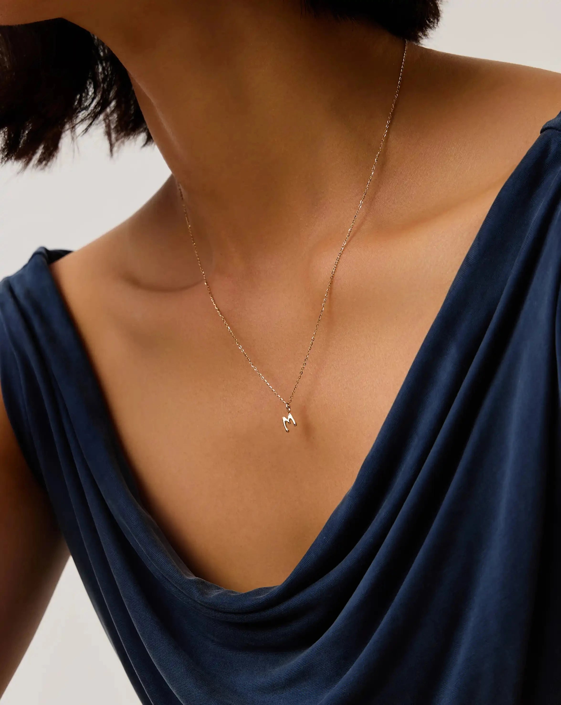 Missoma Initial Mini Pendant M kaulakoru kulta