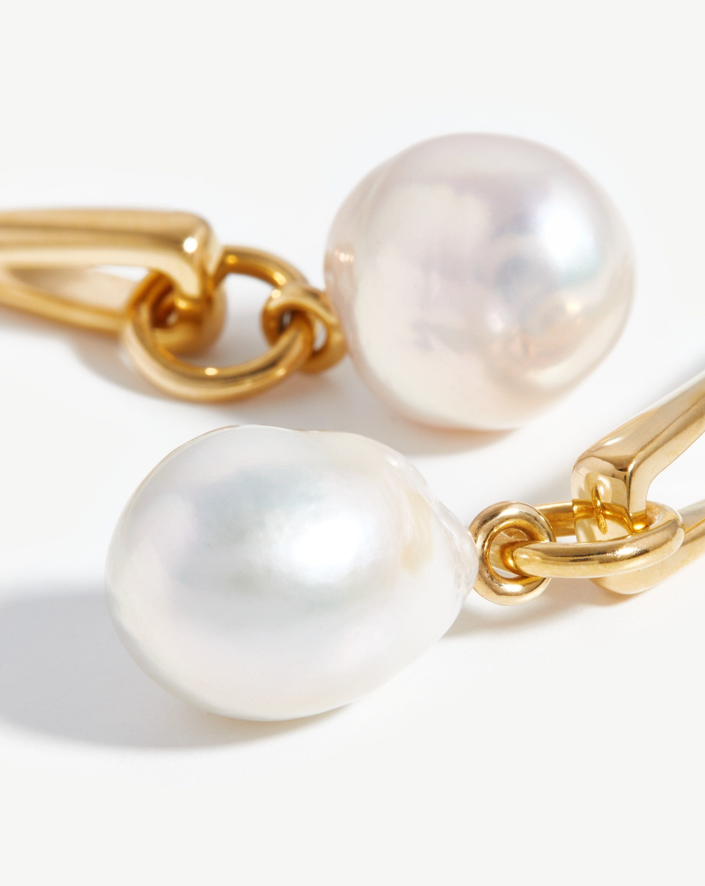 Missoma Baroque Pearl Twisted Drop helmikorvakorut kulta