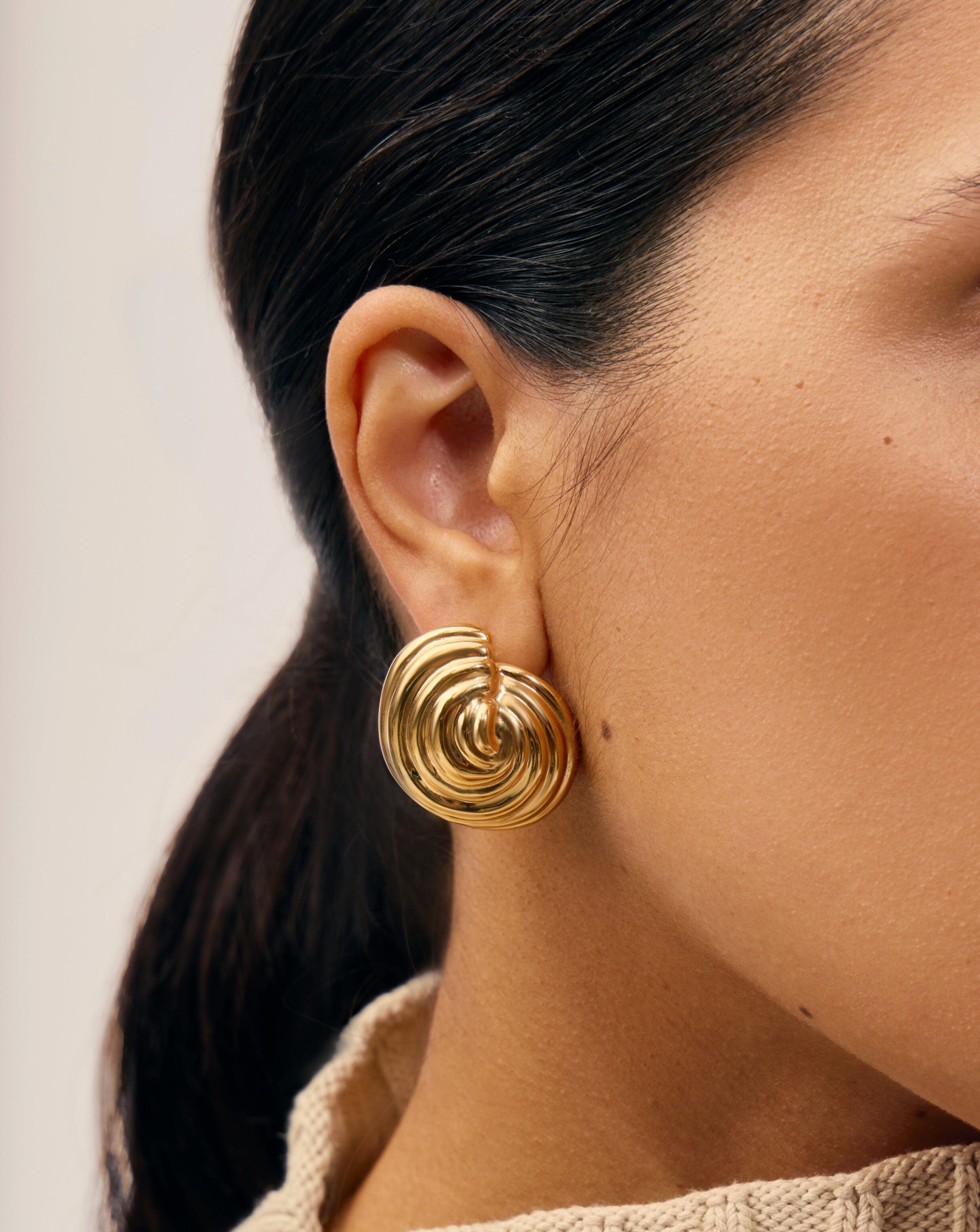 Missoma Spiral Dome nappikorvakorut oversize kulta