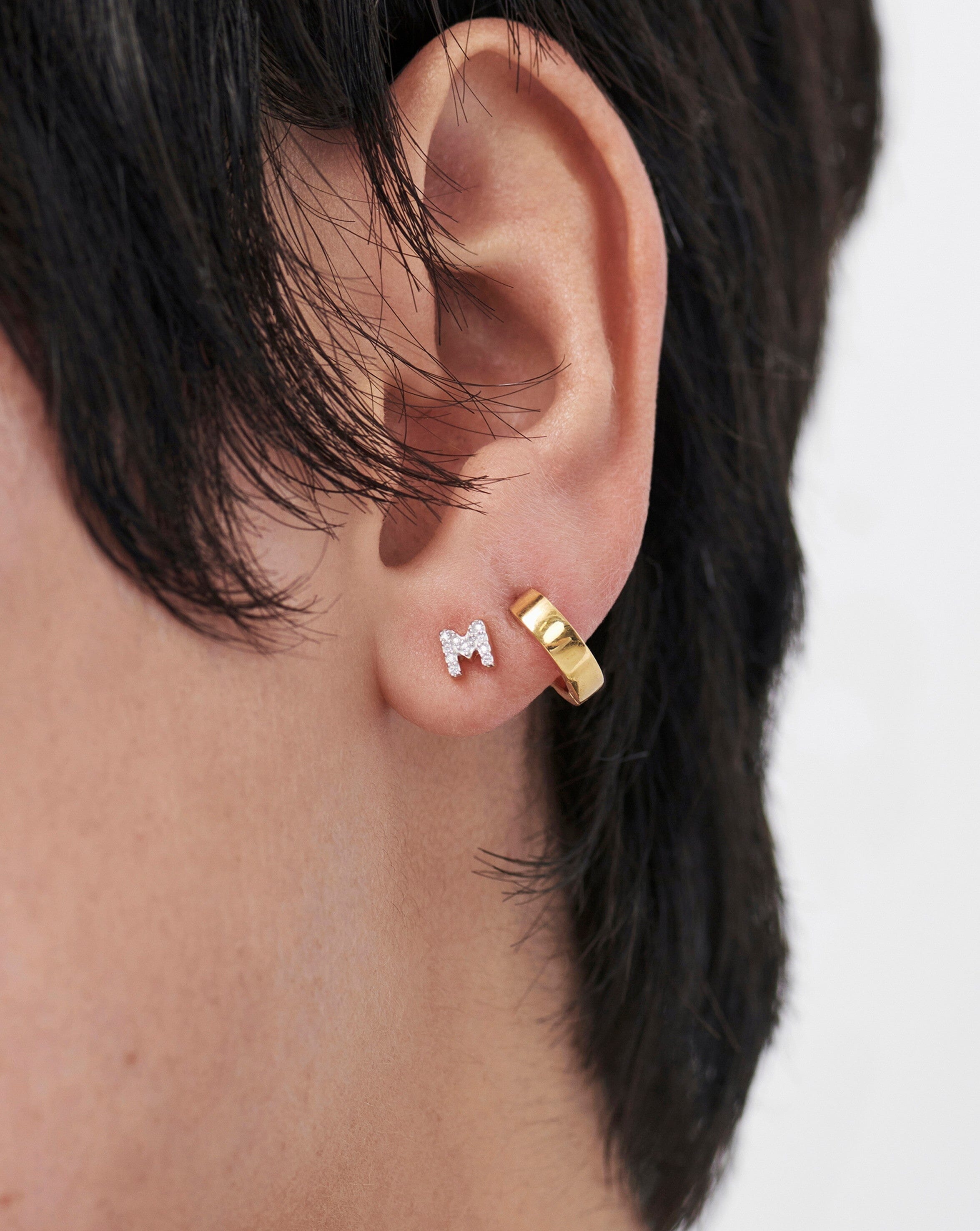 Missoma Pave Initial M nappikorvakoru kulta zirkonia