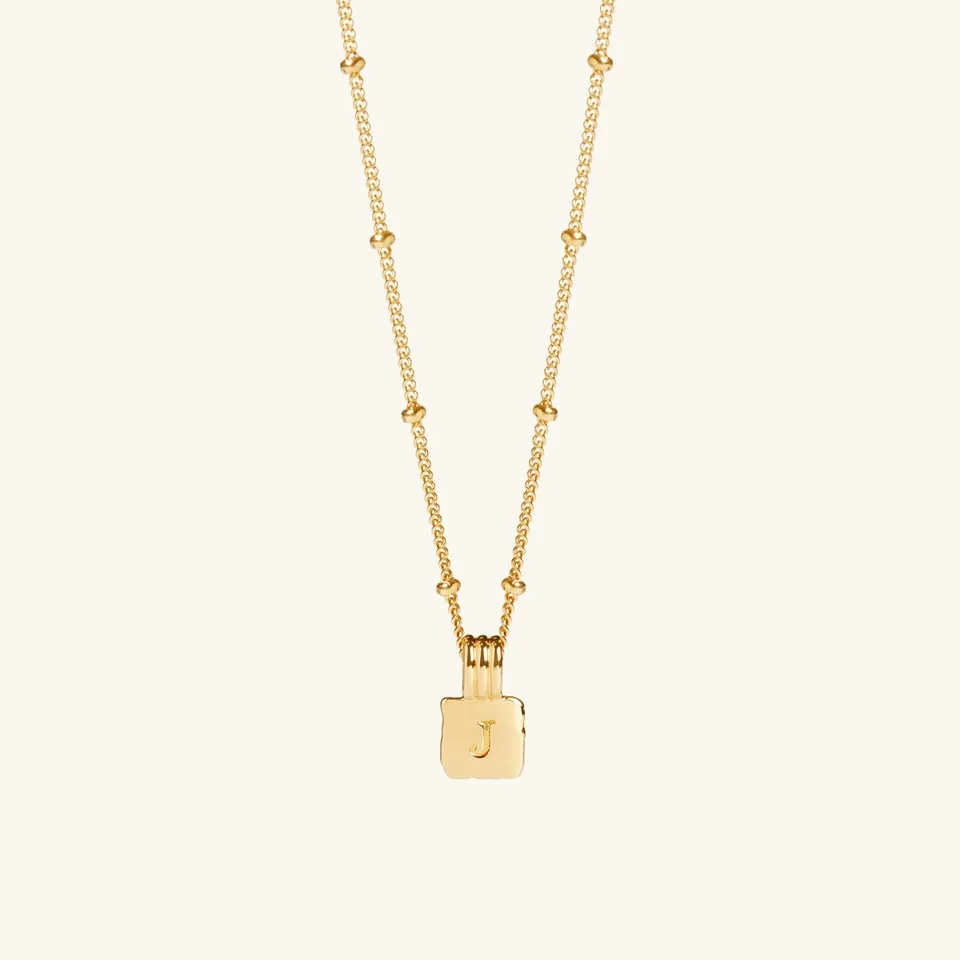 Muru Jewellery Mini Initial Square Charm kaulakoru kulta nimikirjain