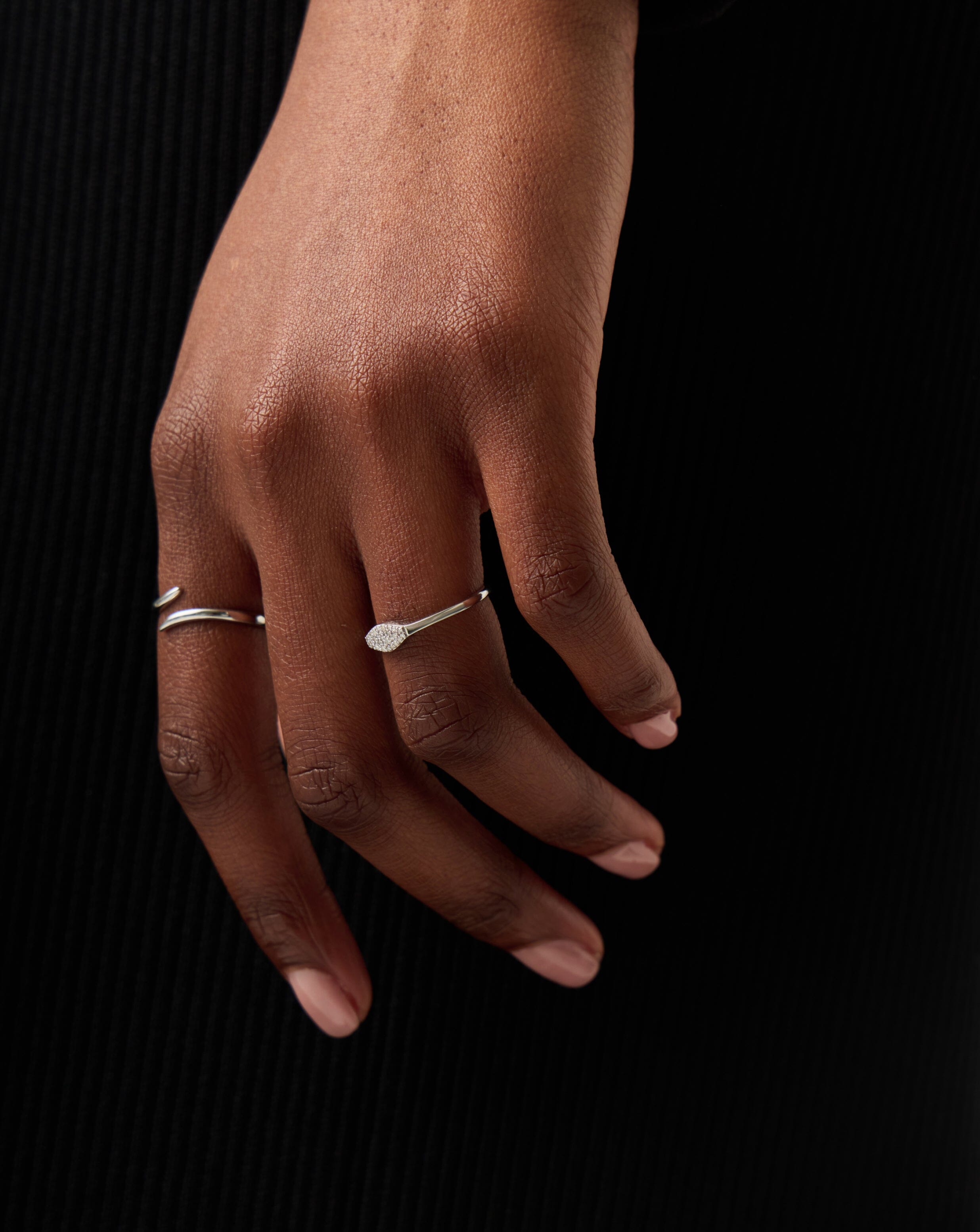 Missoma Diamond Signet sormus 9k valkokulta timantti