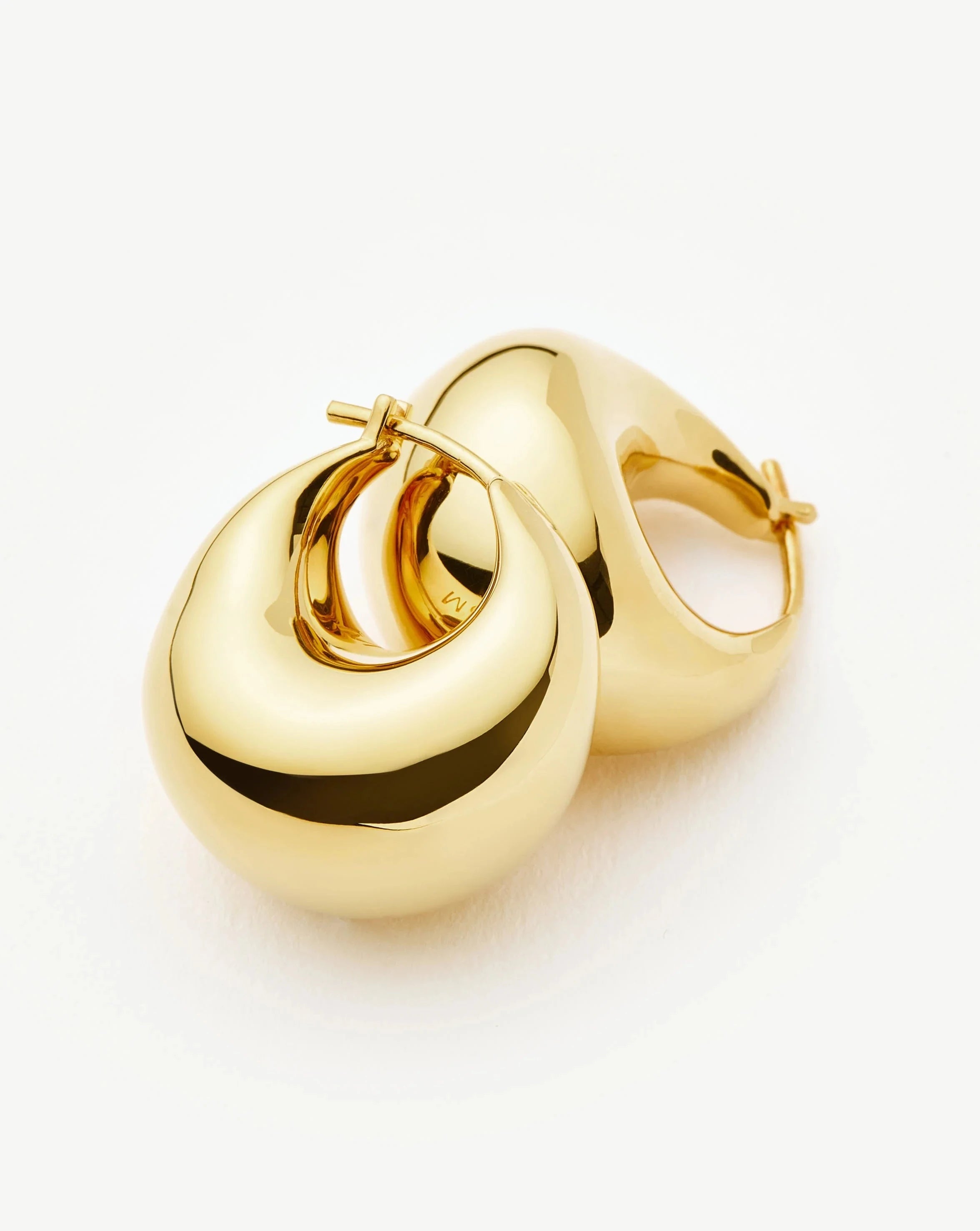 MISSOMA Sculptural Chubby Dome rengaskorvakorut kulta
