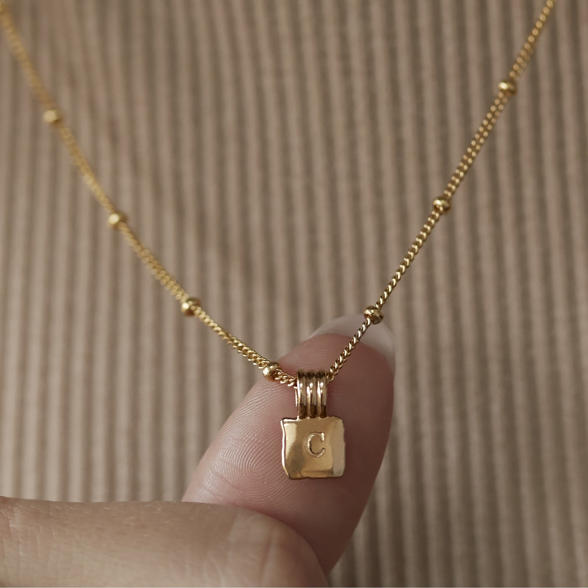 Muru Jewellery Mini Initial Square Charm kaulakoru kulta nimikirjain
