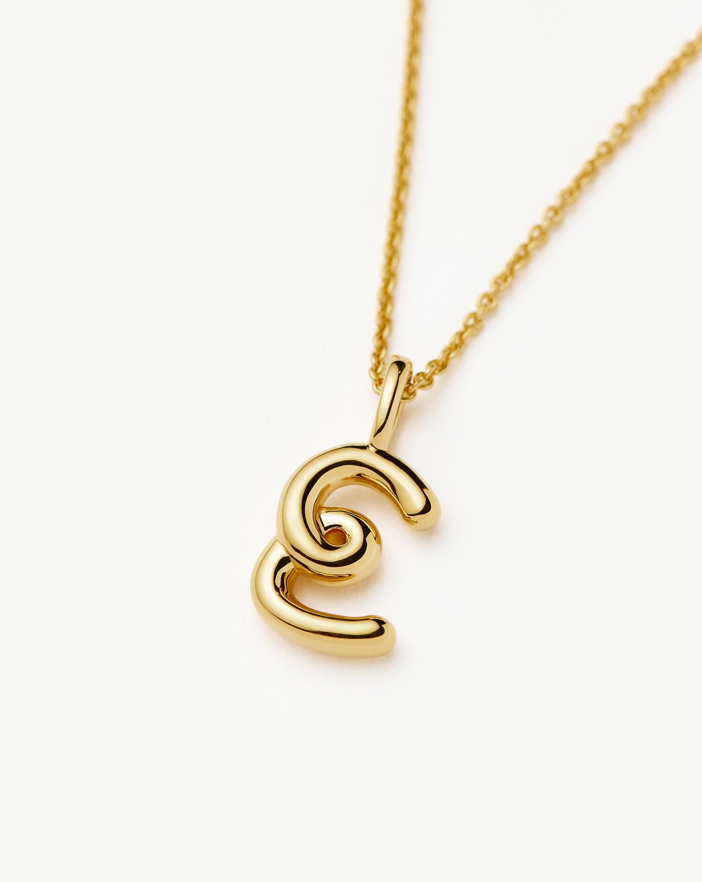 Missoma Curly Molten Mini Initial E kaulakoru kultavermeil