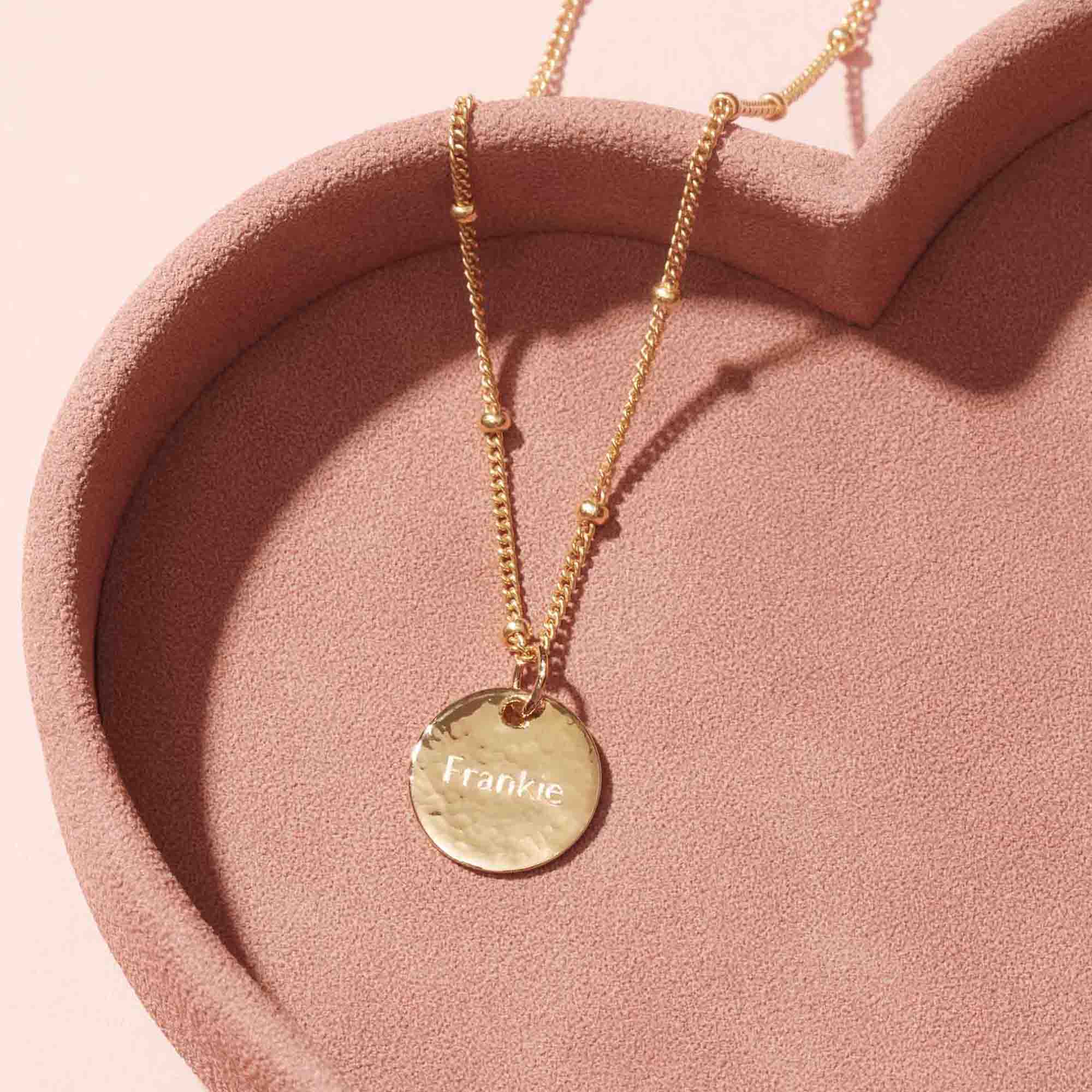 Muru Jewellery Hammered Disc kaulakoru kulta kaiverrettava