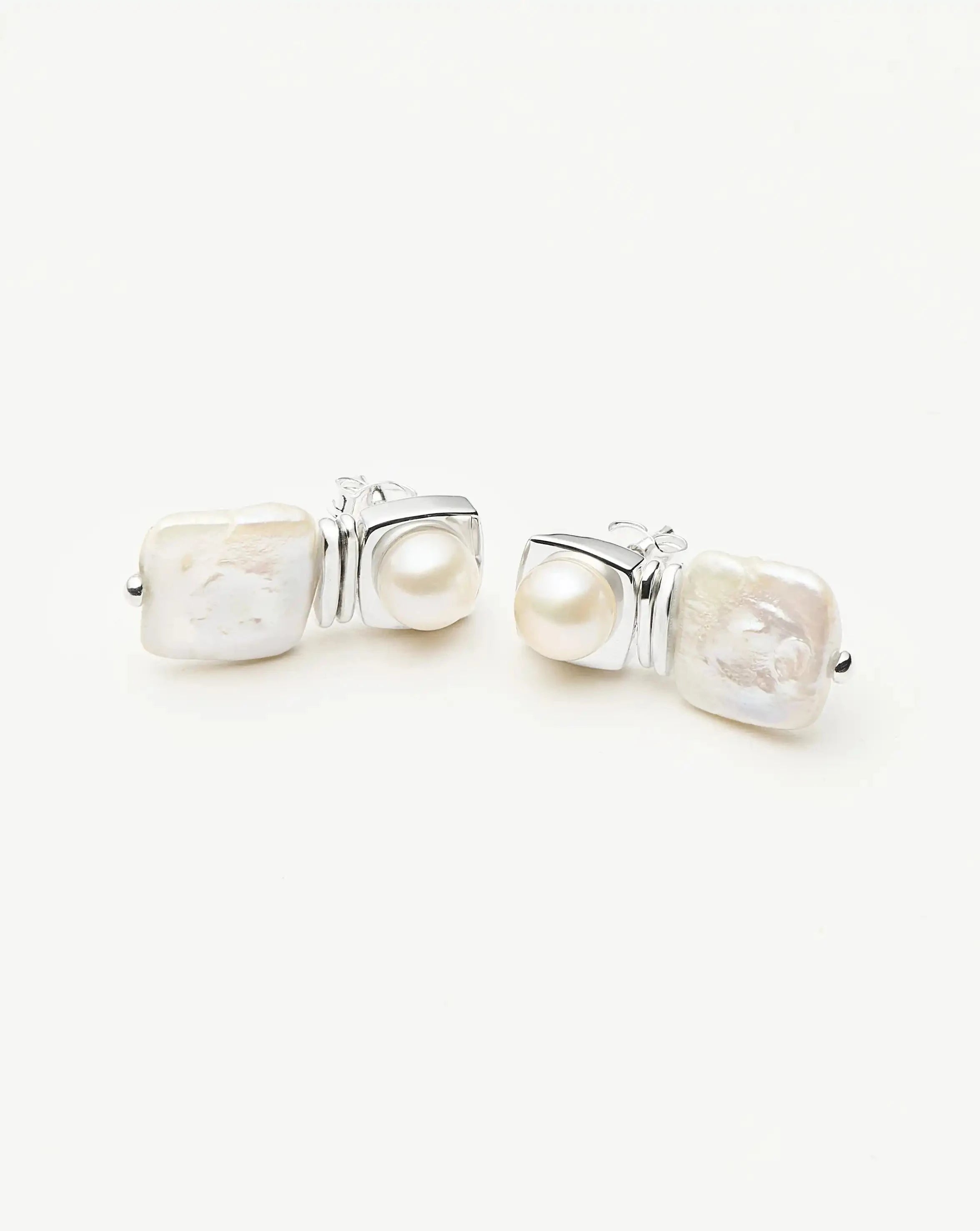 Missoma Square Pearl Small Stud nappikorvakorut hopea helmi
