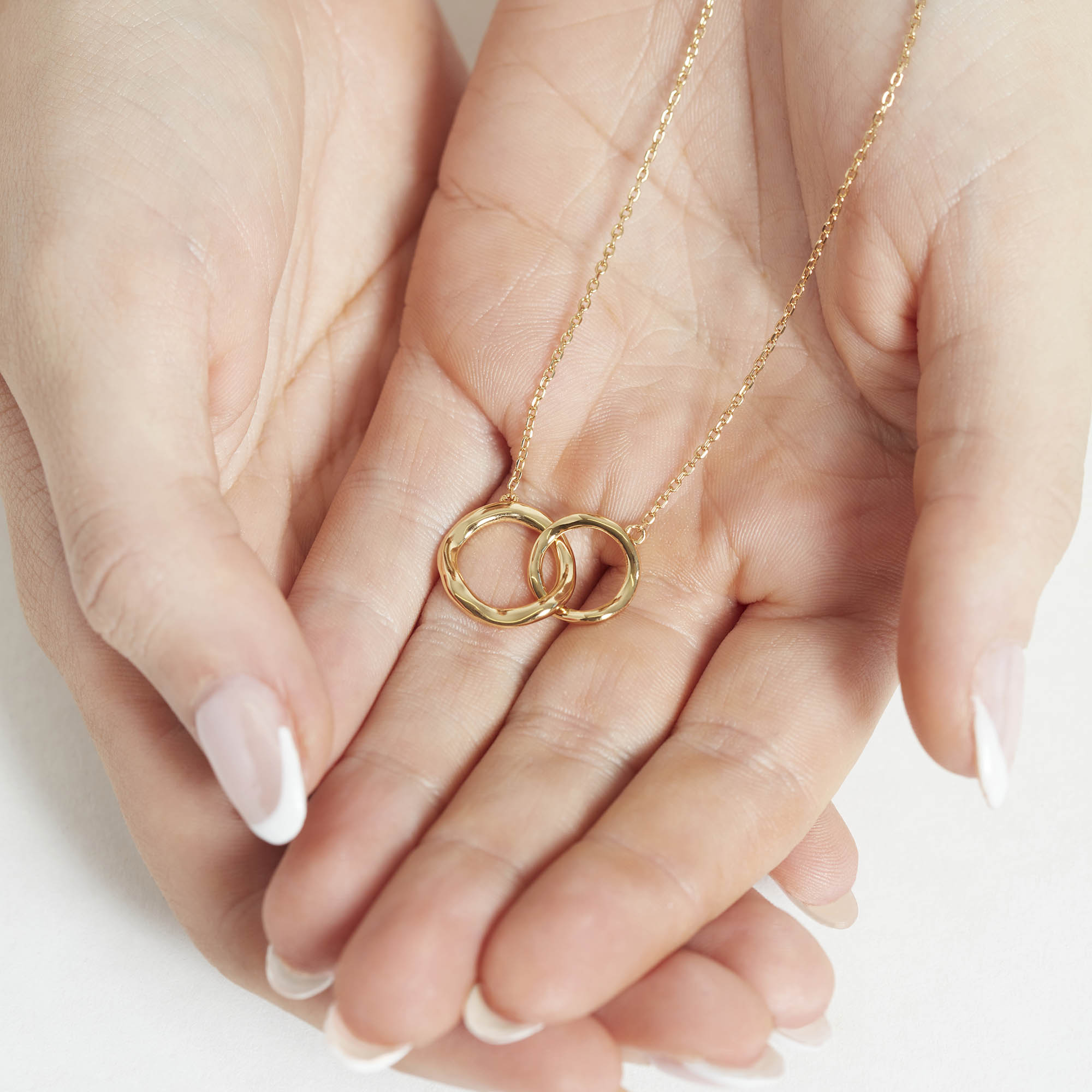 Muru Jewellery Connected kaulakoru kulta kullanvärinen