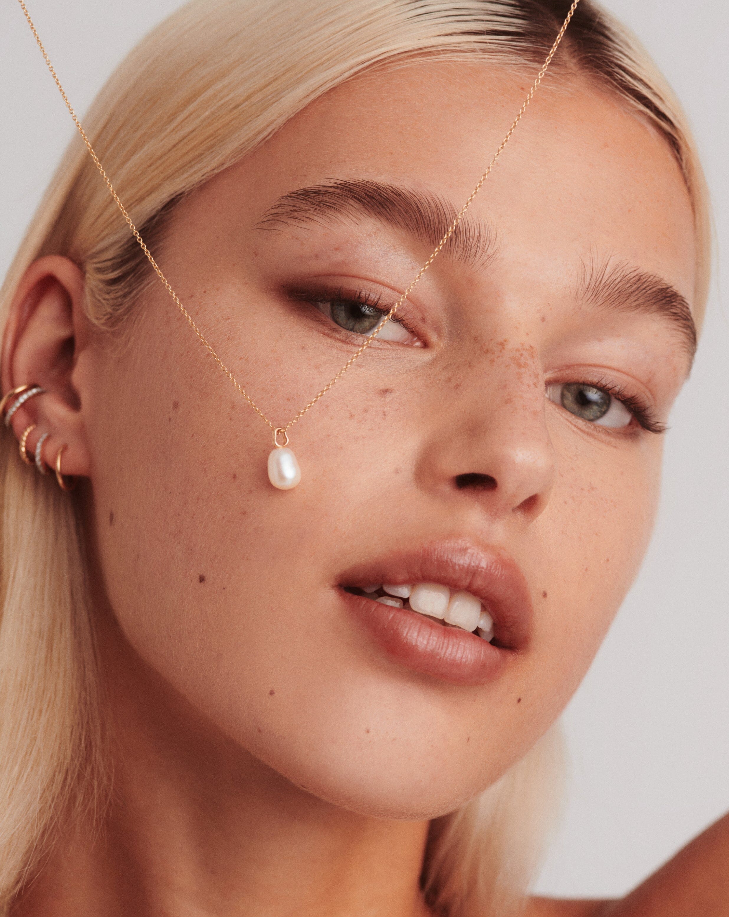 Missoma Baroque Pearl kaulakoru 14k kulta helmi
