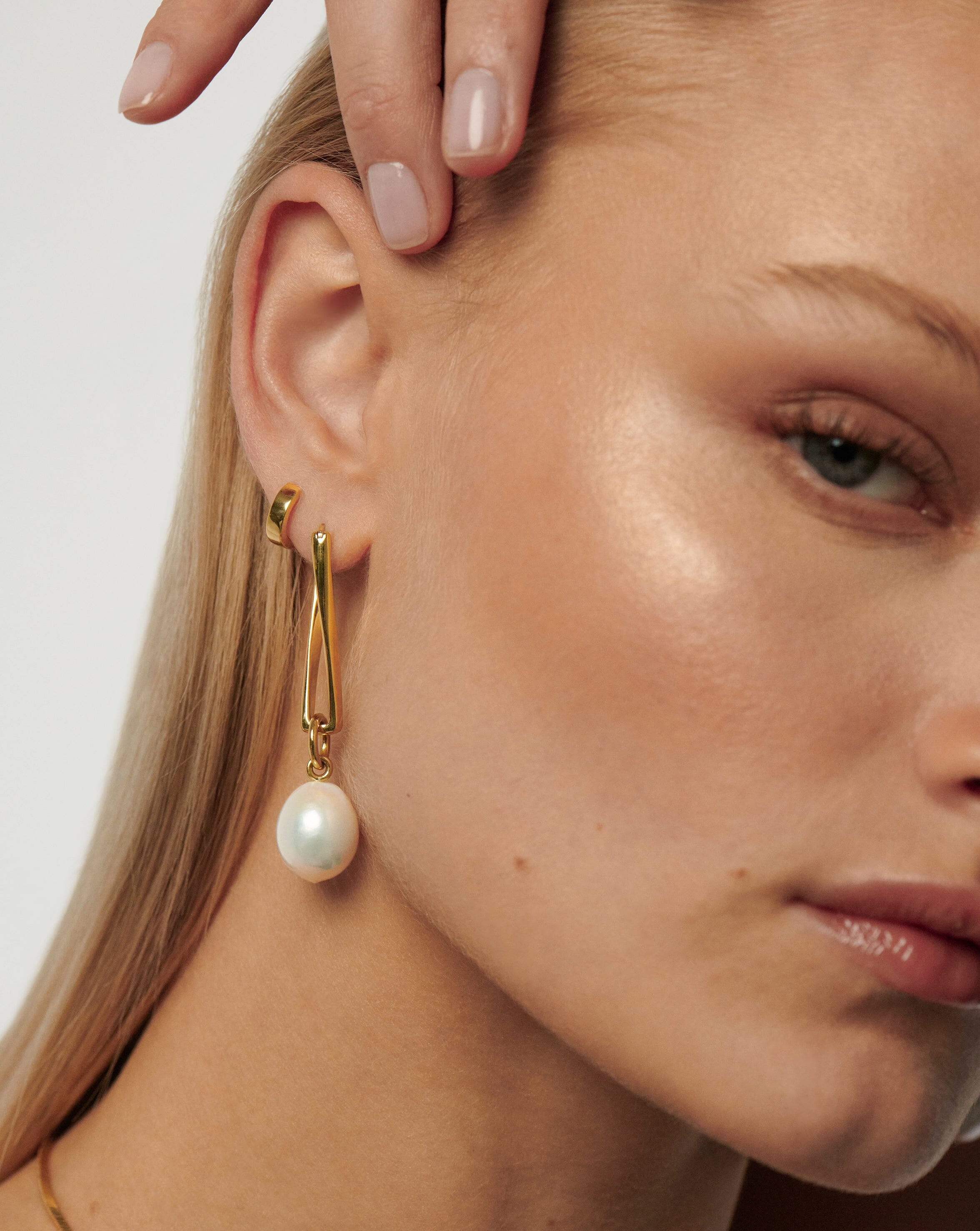 Missoma Baroque Pearl Twisted Drop helmikorvakorut kulta