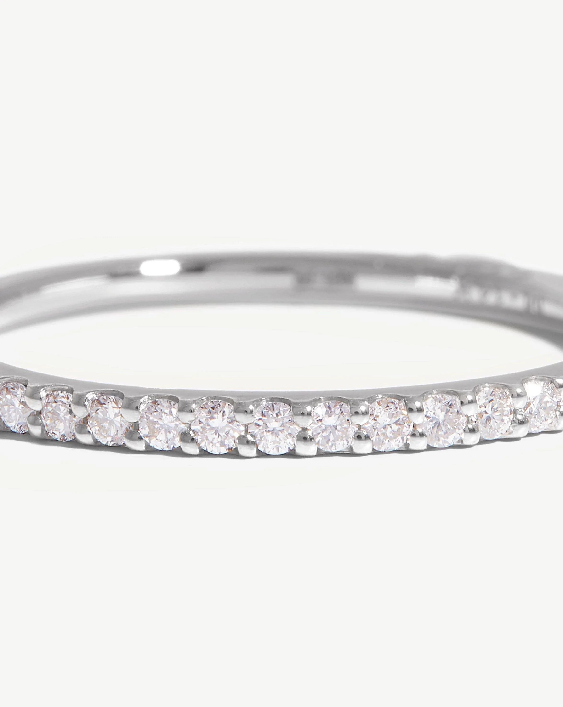Missoma Slim Half Eternity sormus 9ct valkokulta timantti