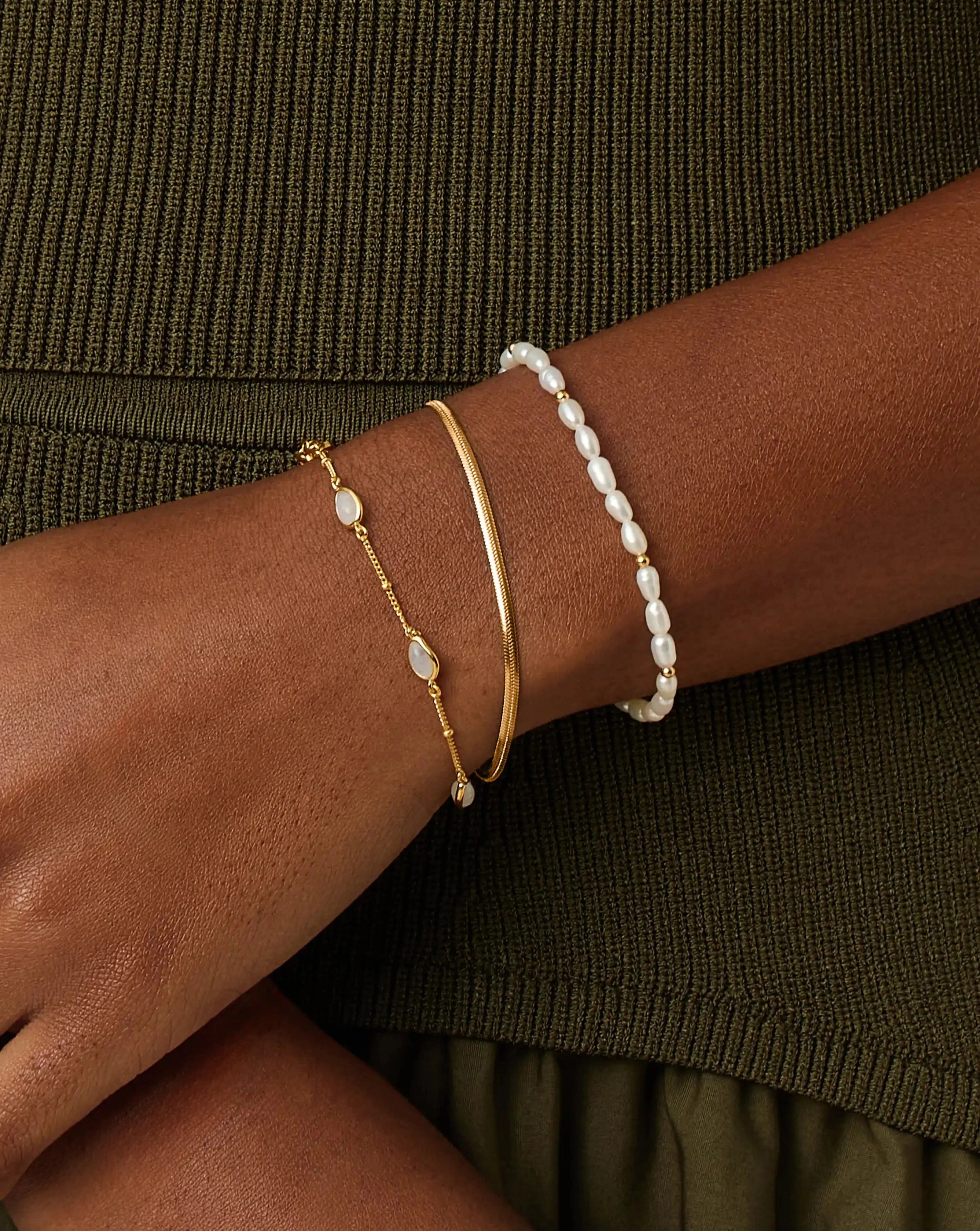 Missoma Pearl-fect Trio rannekorusetti kullattu helmi