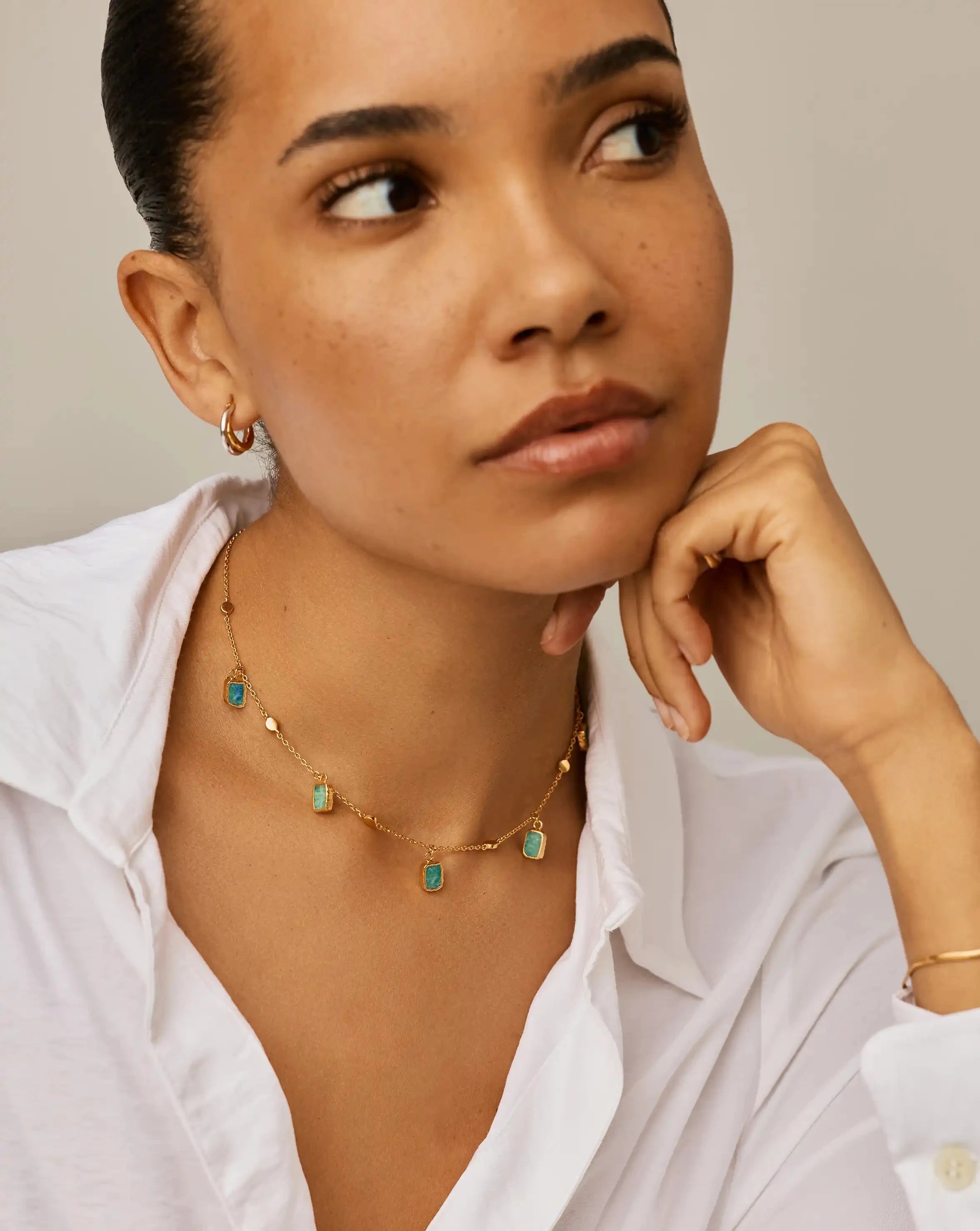 Missoma Lena Charm Choker kaulakoru amazonite kullattu