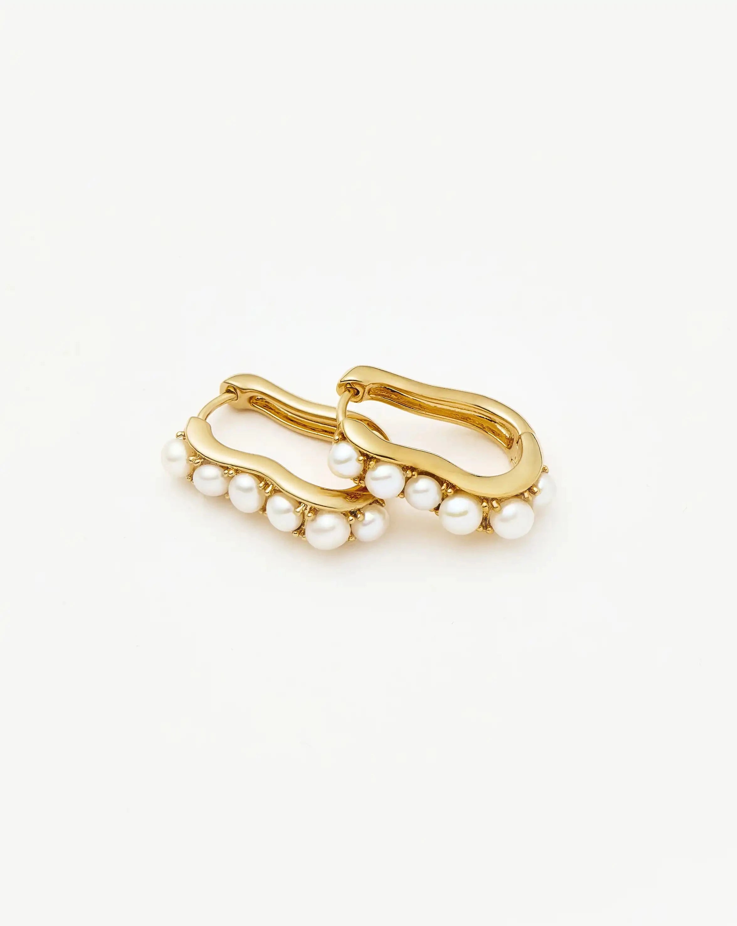 MISSOMA Pearl Wave Small Hoop korvakorut kulta helmi