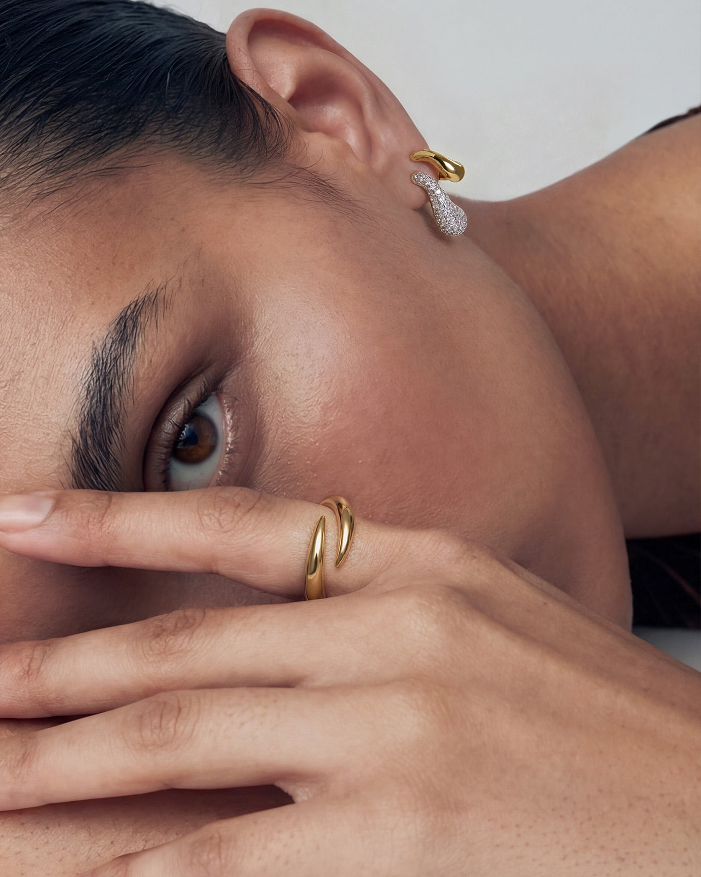 Ania Haie Gold Pavé Wave Huggie korvakorut kulta pavé
