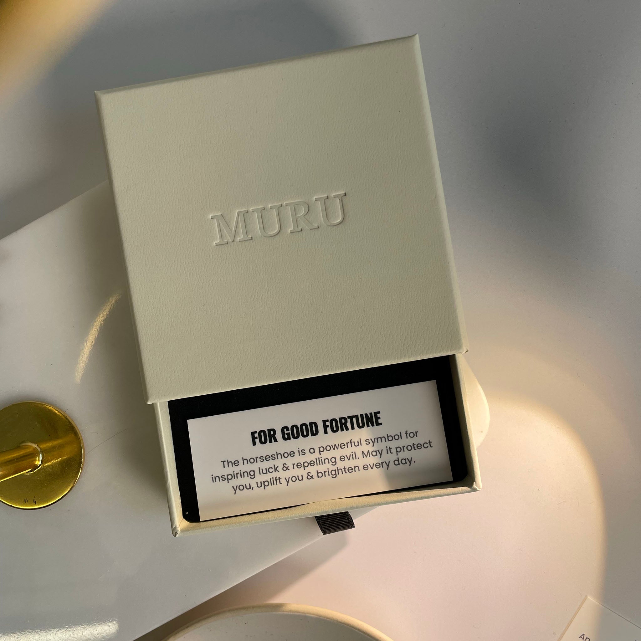 Muru Horseshoe rannekoru kulta onnenkenkä