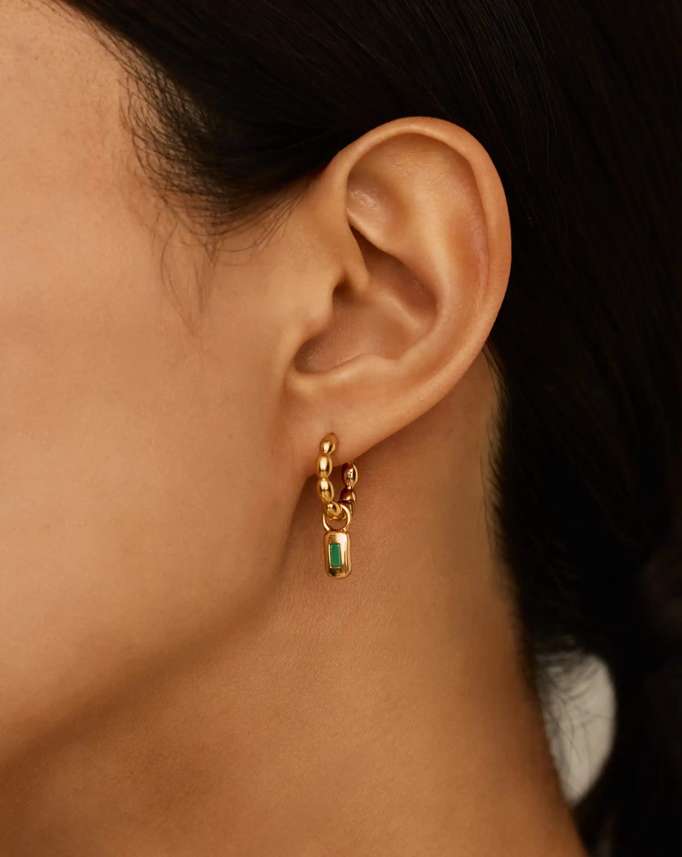 Missoma Molten Charm hoop-korvakorut green onyx kullattu