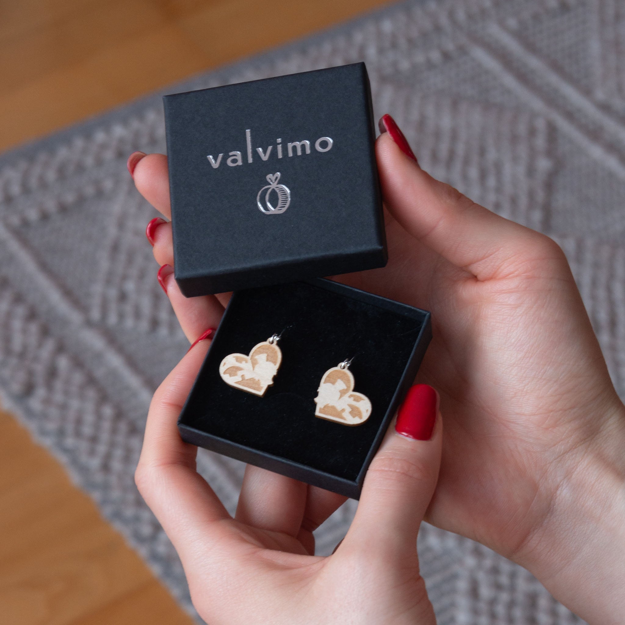 Valvimo Oulu LOVE korvakorut pienet puunvärinen