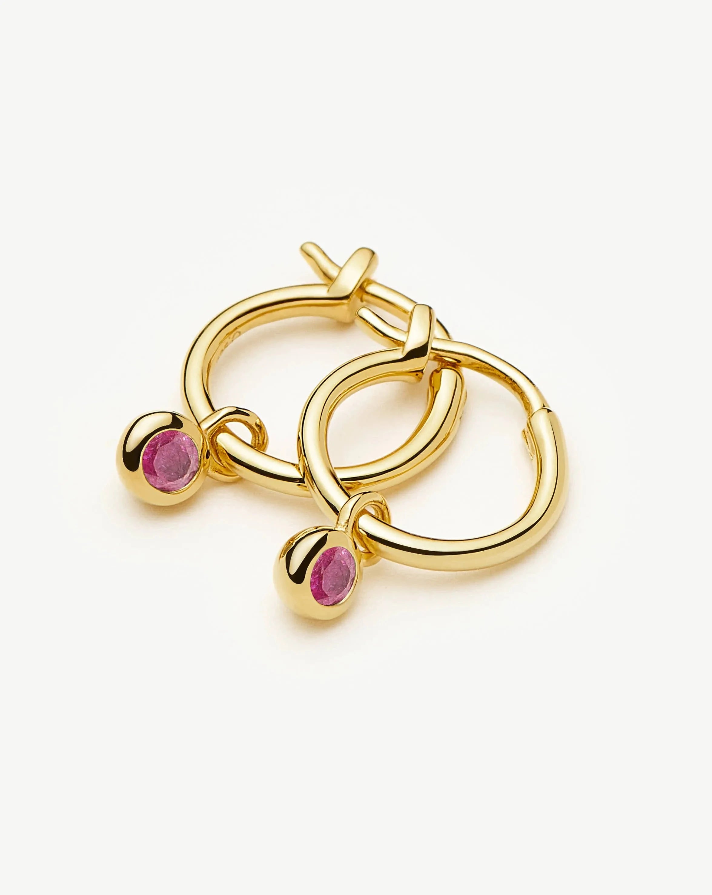 Missoma October Mini Charm korvarenkaat kulta pink tourmaline