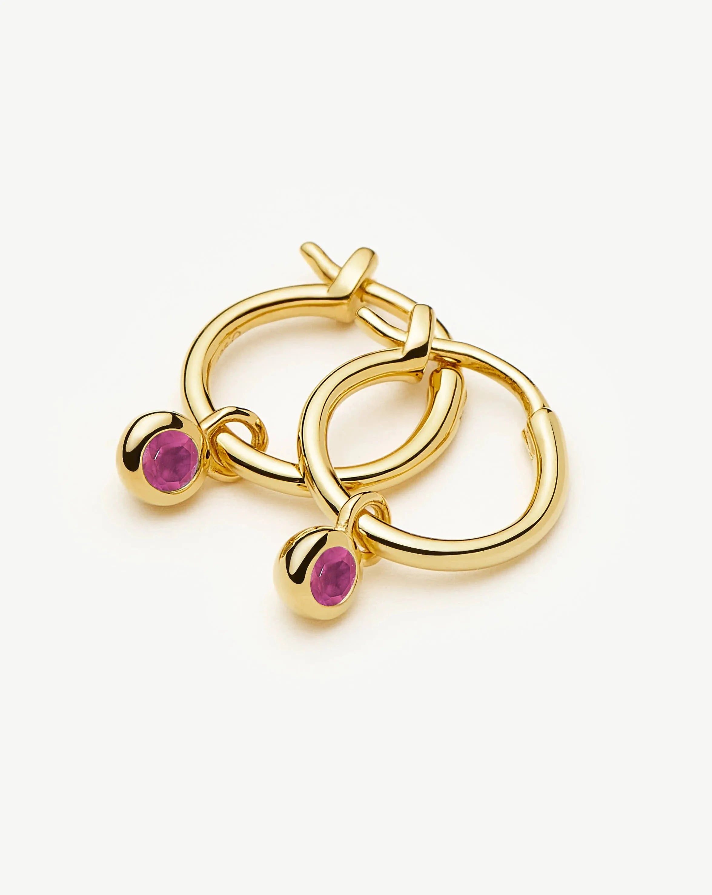 Missoma July Birthstone hoop-korvakorut rubiini kullattu