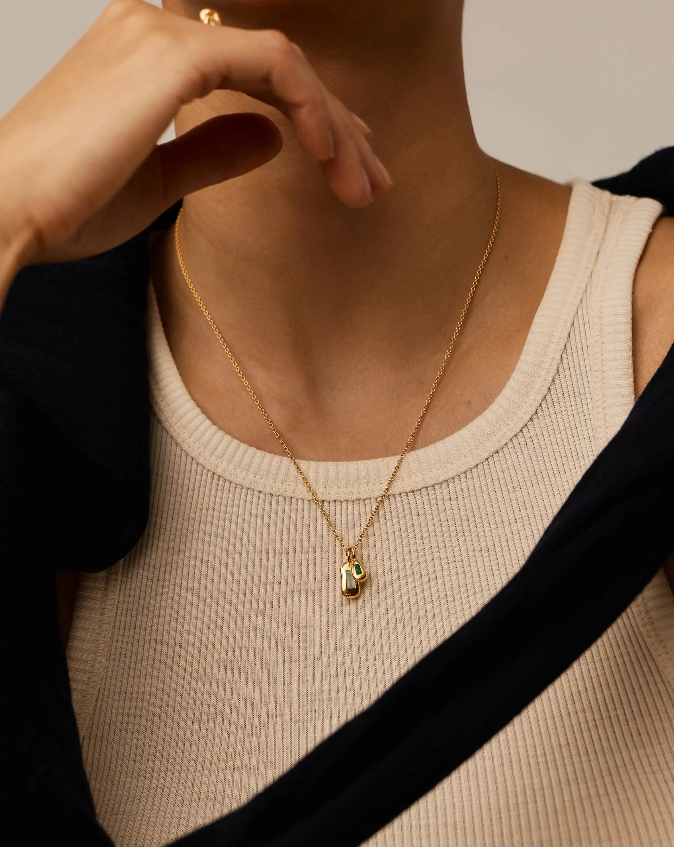 MISSOMA Molten Gemstone Bean Pendant kaulakoru kullattu sinivihreä onyksi