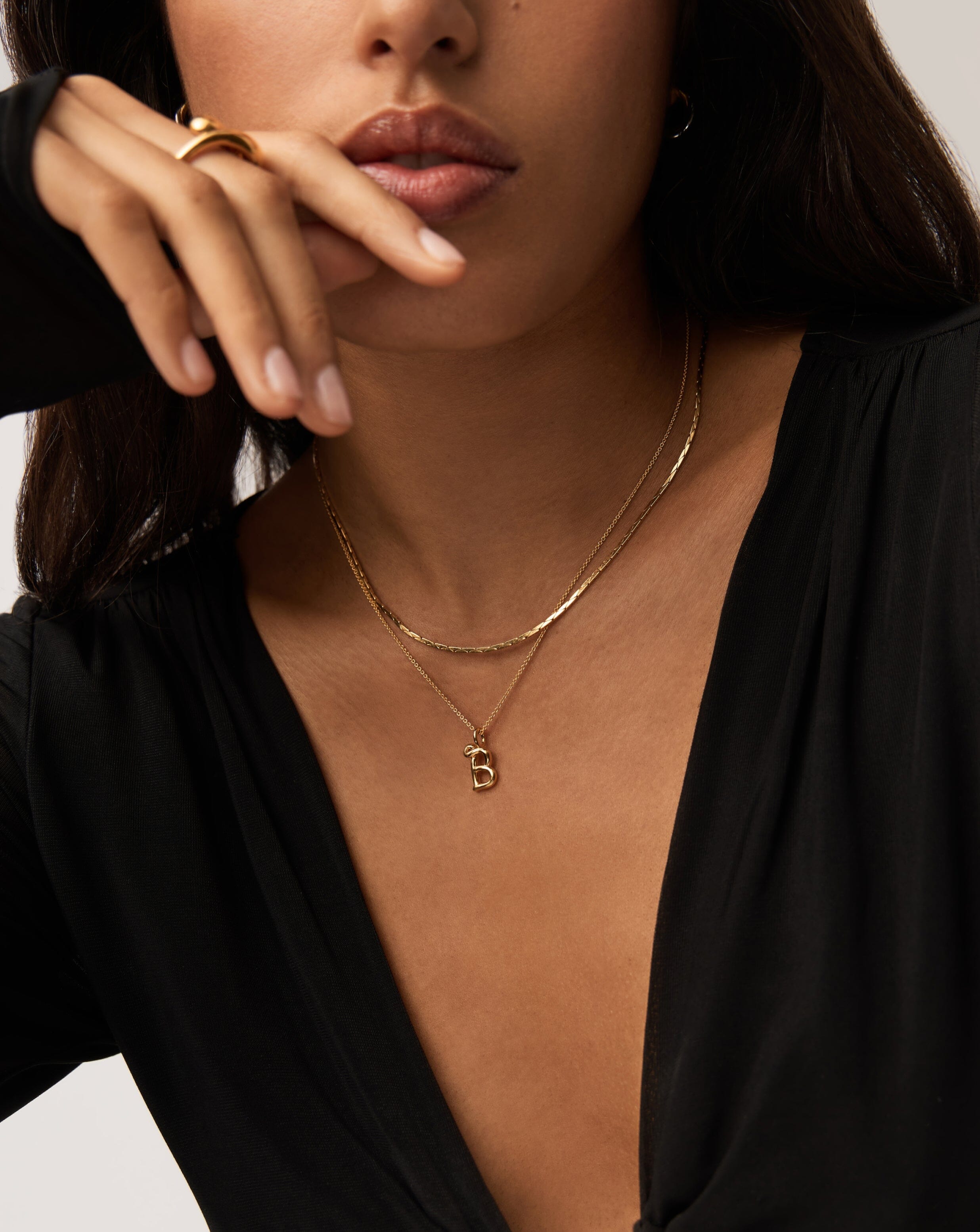 MISSOMA Curly Molten Mini Initial kaulakoru B gold vermeil