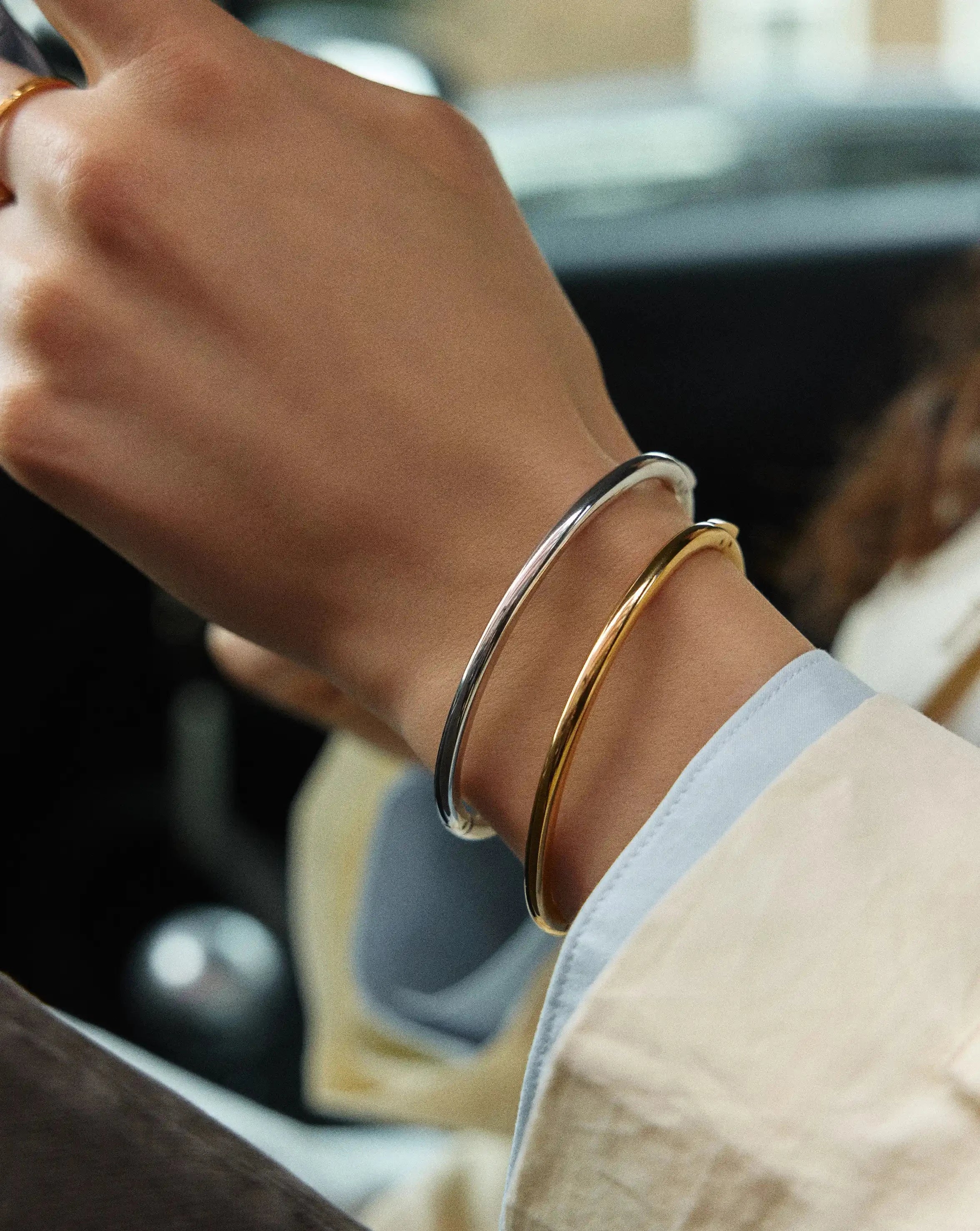 Missoma Classic Round Hinged Bangle rannekoru platina