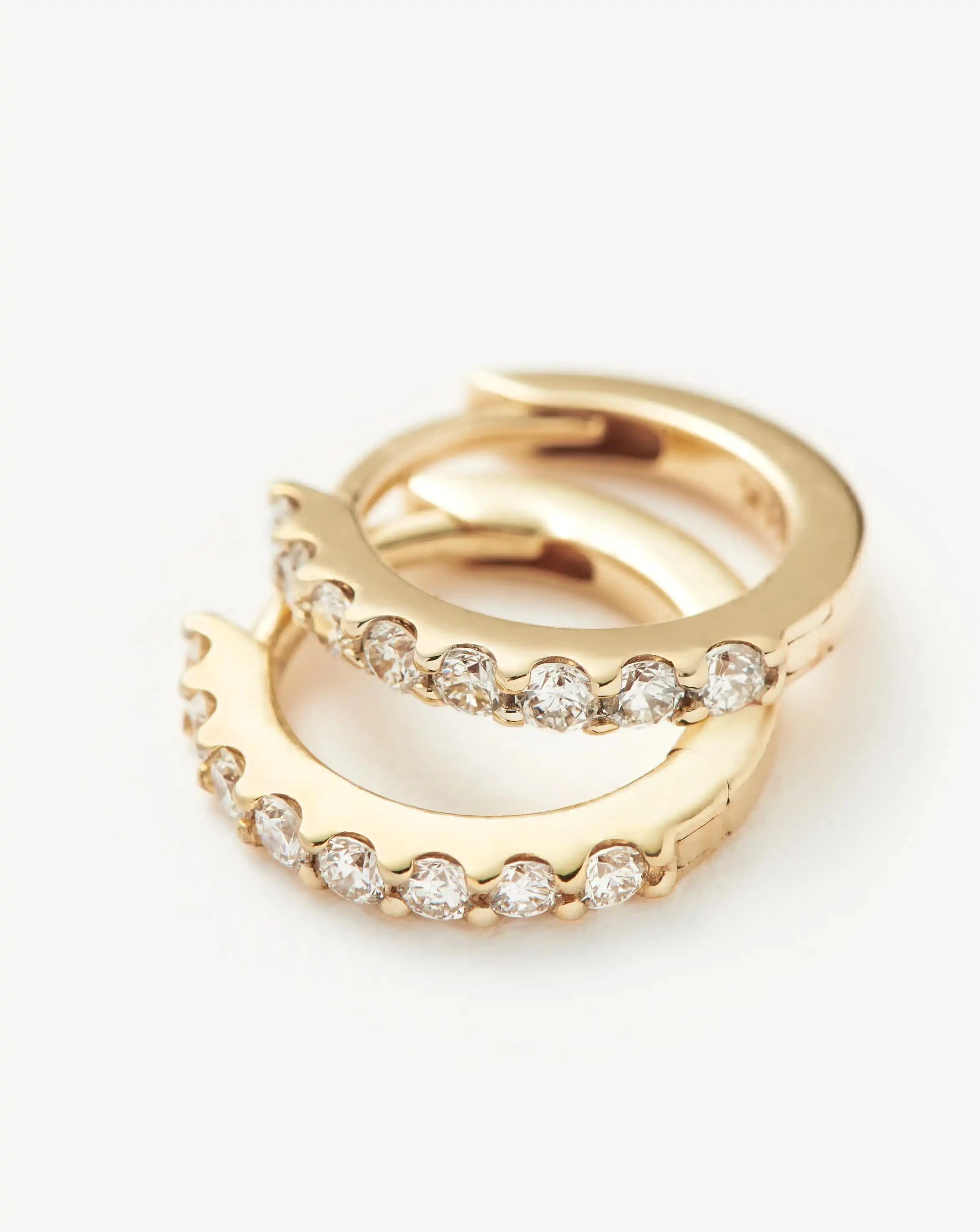 Missoma Classic Diamond huggie-korvakorut 9K kulta 0,21ct