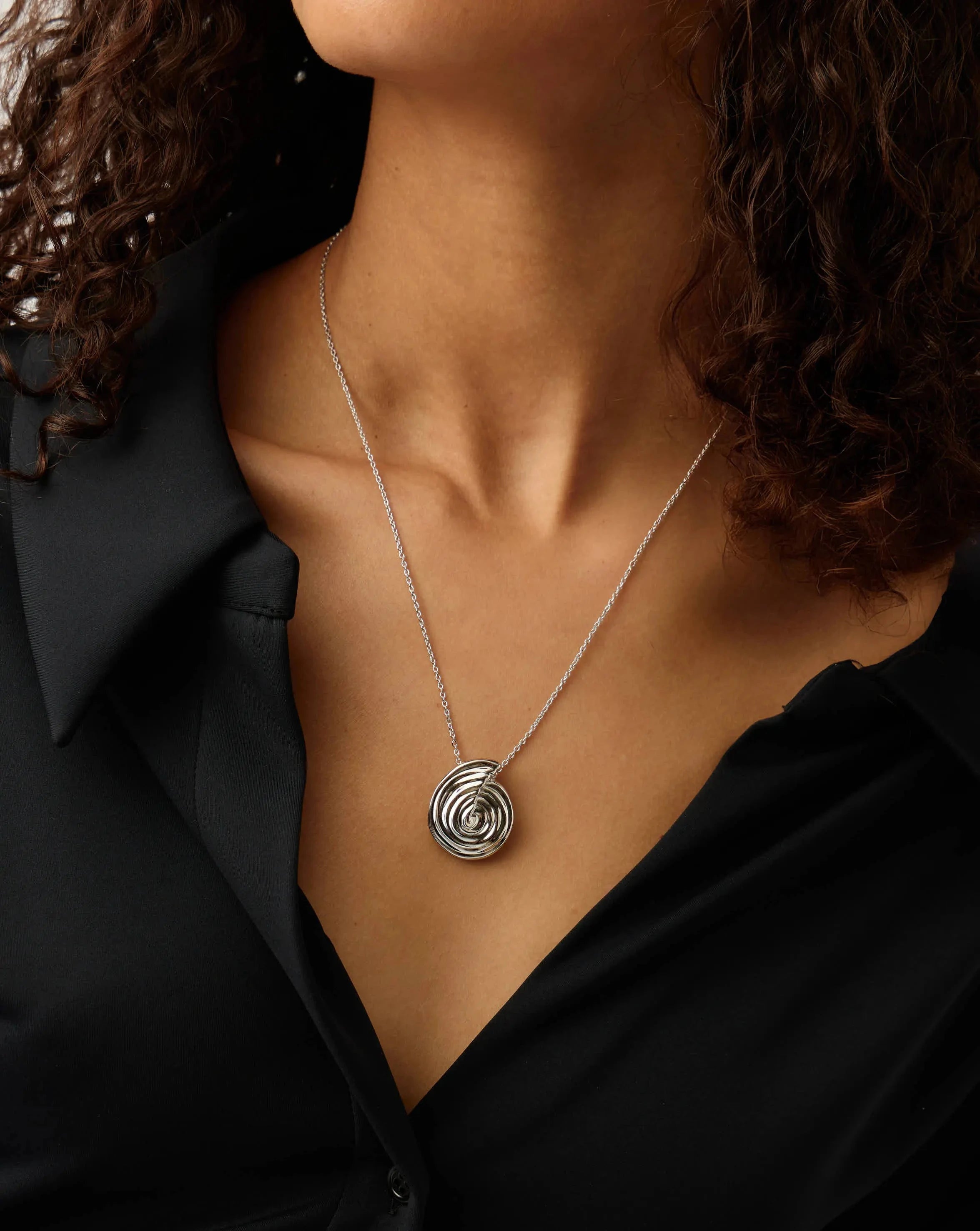 MISSOMA Spiral Large Pendant kaulakoru hopea