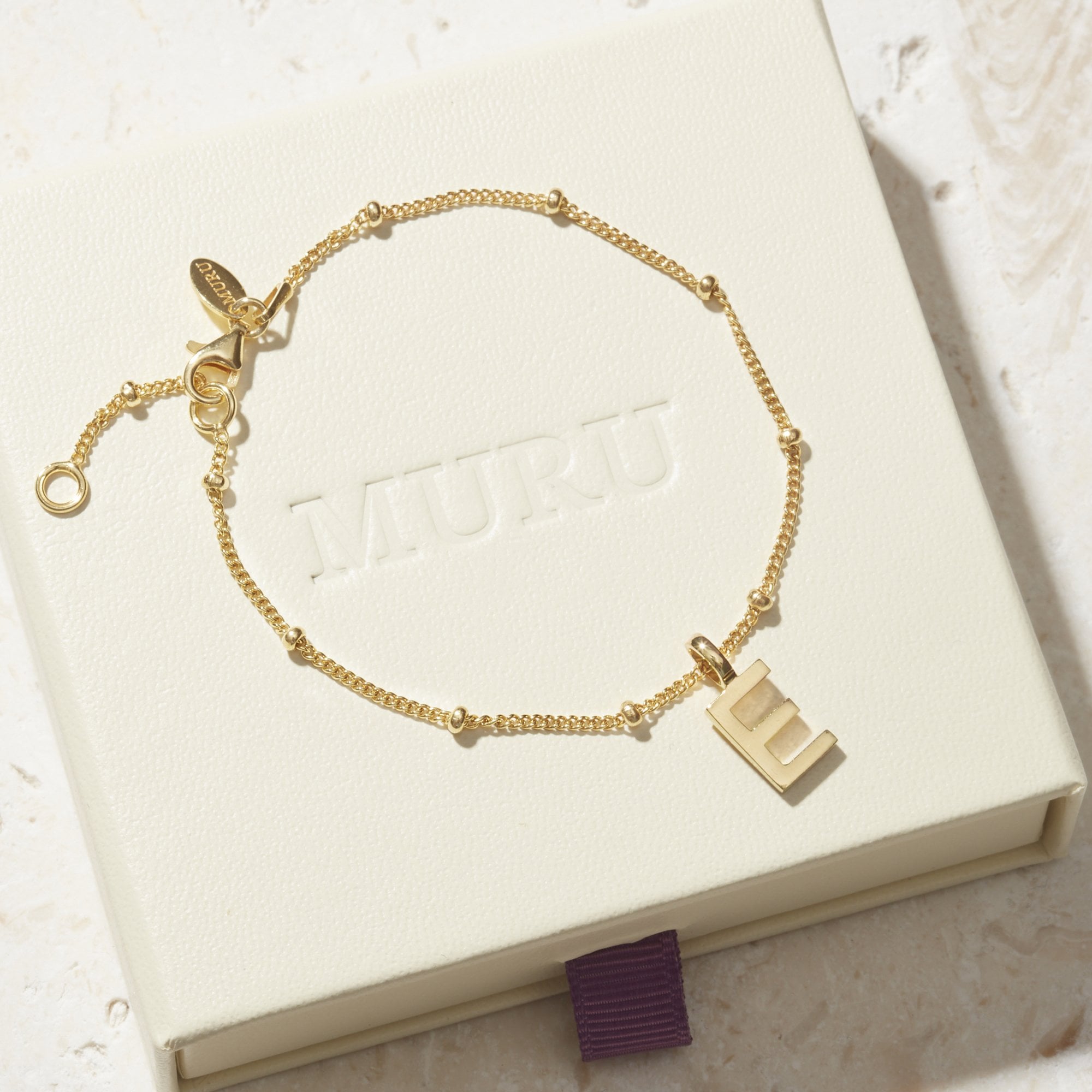 Muru Letter Bead rannekoru hopea kirjain