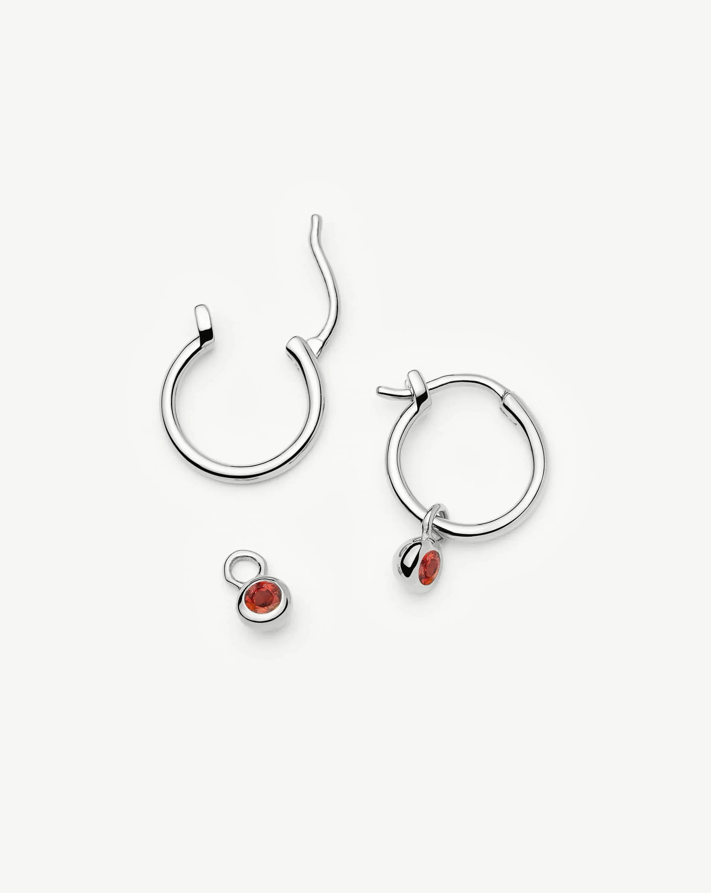 Missoma January Birthstone Mini Charm rengaskorvakorut hopeoitu granaatti