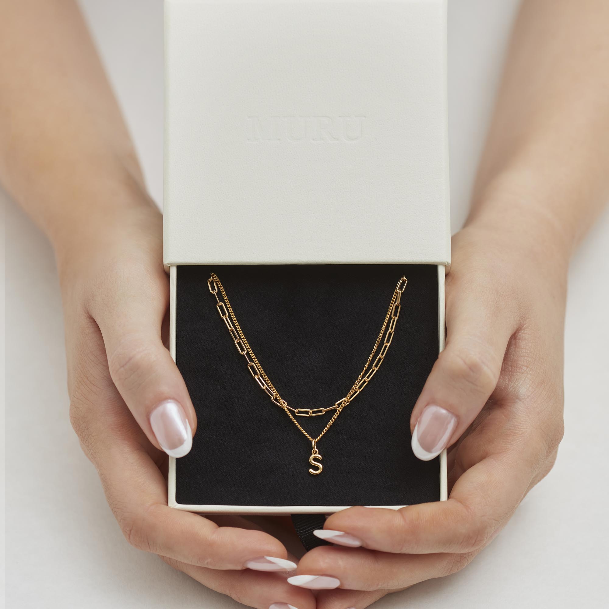 Muru Jewellery Little Letter kaulakorusetti kulta