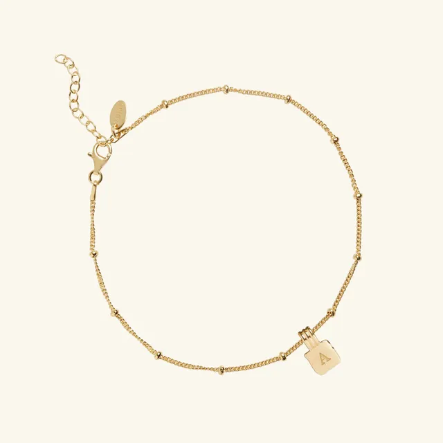 Muru Initial Square Charm kultanilkkakoru kirjaimella