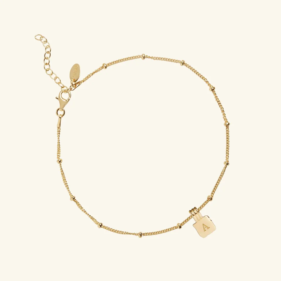 Muru Initial Square Charm kultanilkkakoru kirjaimella
