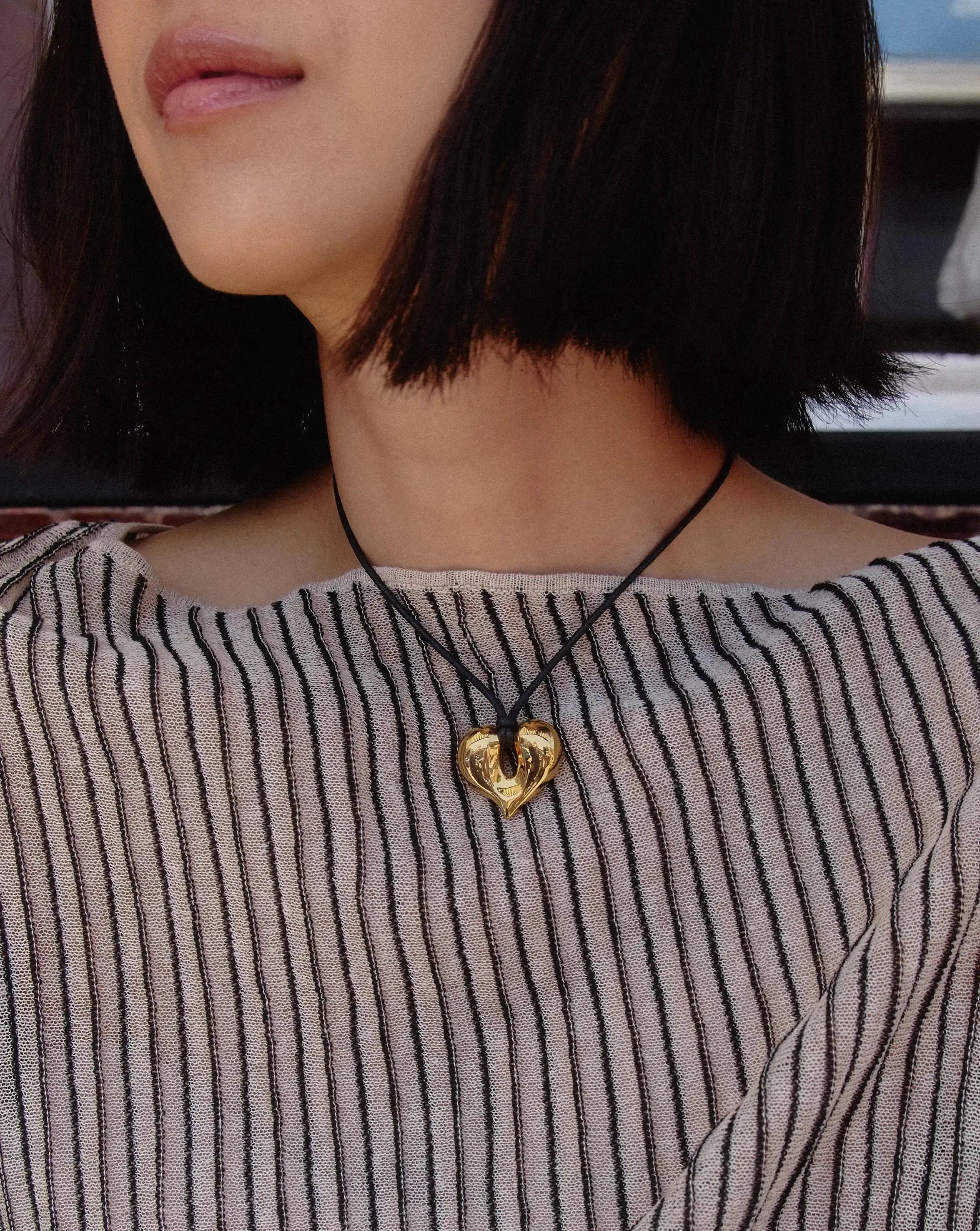 MISSOMA Molten Heart Pendant Cord kaulakoru kullattu musta nauha