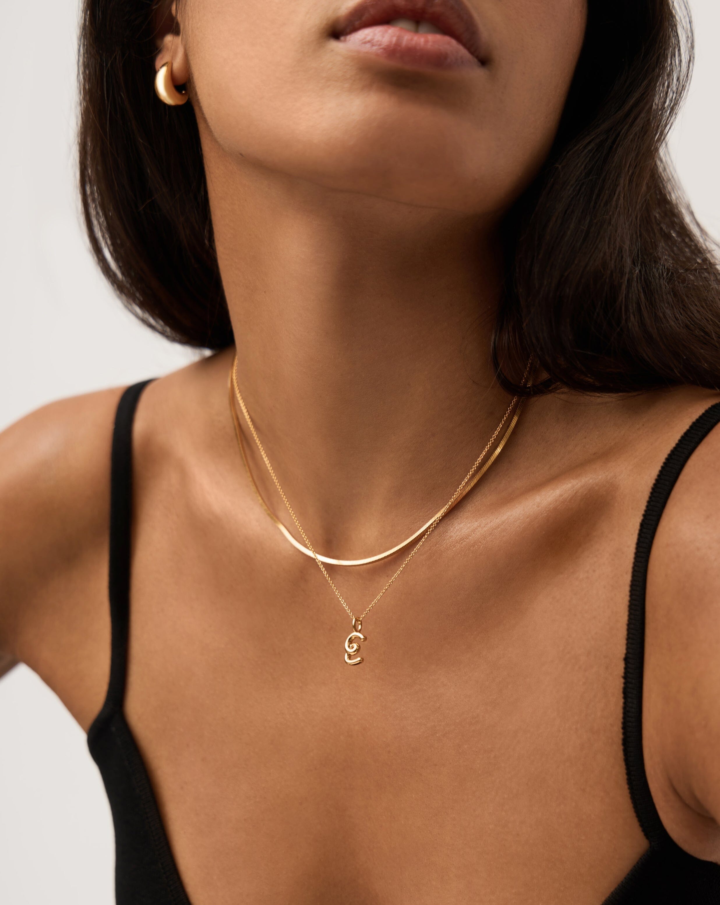 Missoma Curly Molten Mini Initial E kaulakoru kultavermeil