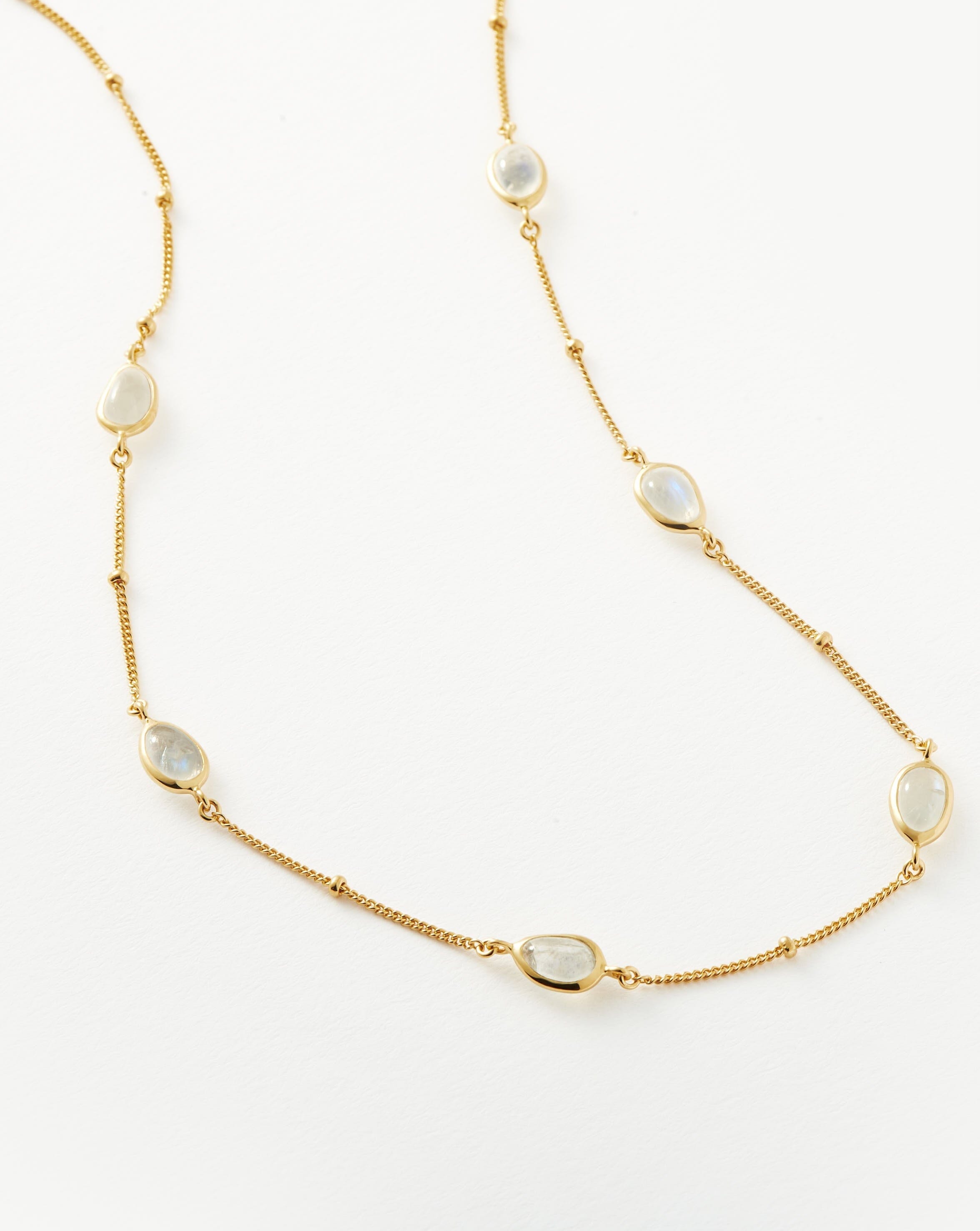 Missoma Magma Charm choker kuukivi kultavermeil