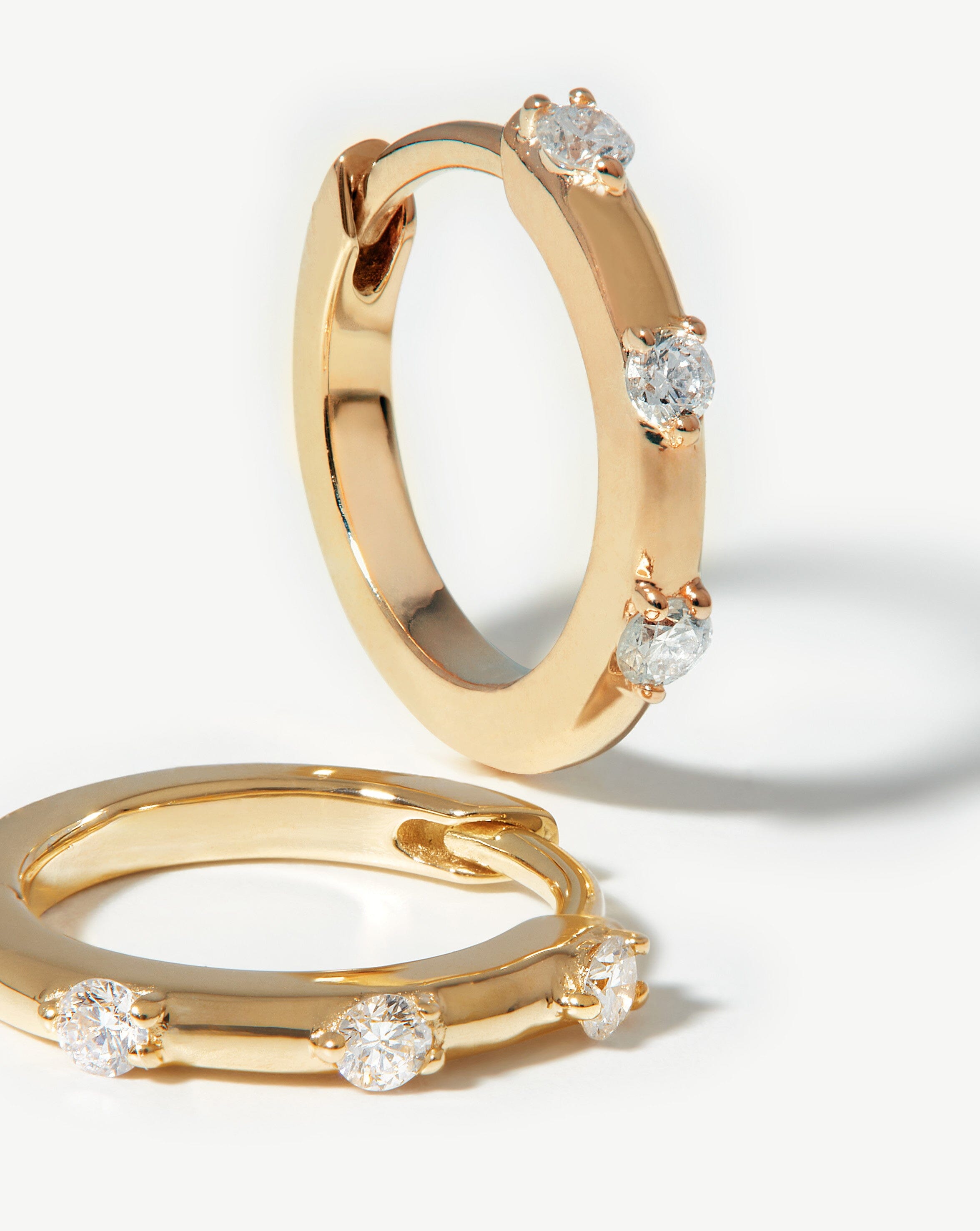 Missoma Solid Gold Diamond Studded huggie-korvakorut timantti